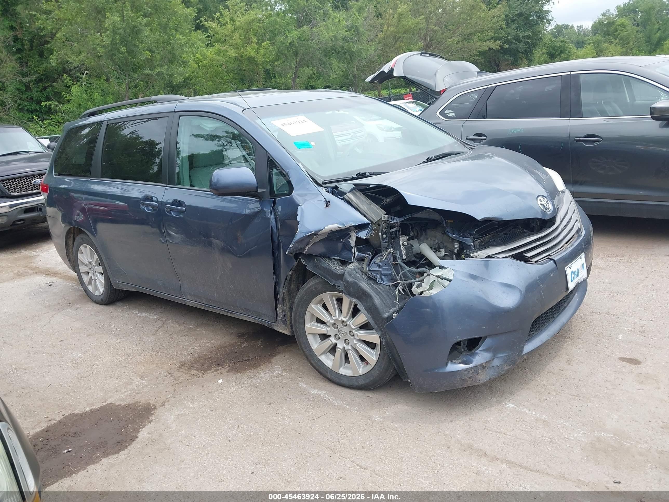 2013 Toyota Sienna Xle 7 Passenger Blue vin: 5TDDK3DC9DS069600