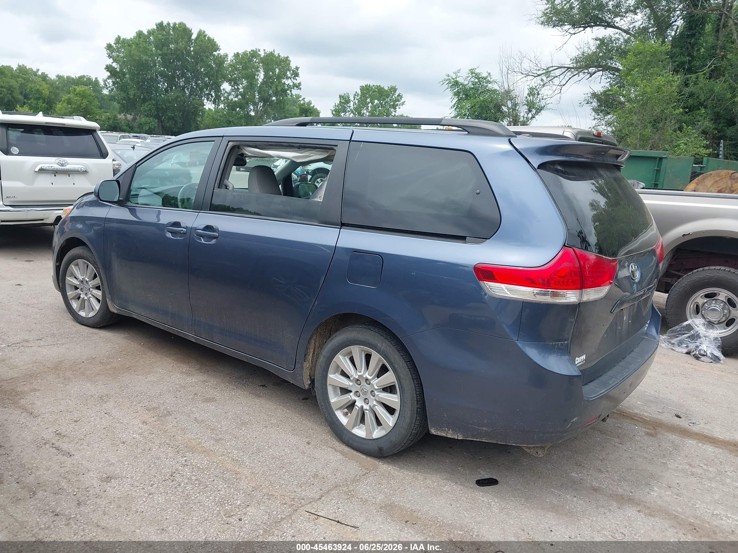 2013 Toyota Sienna Xle 7 Passenger Blue vin: 5TDDK3DC9DS069600