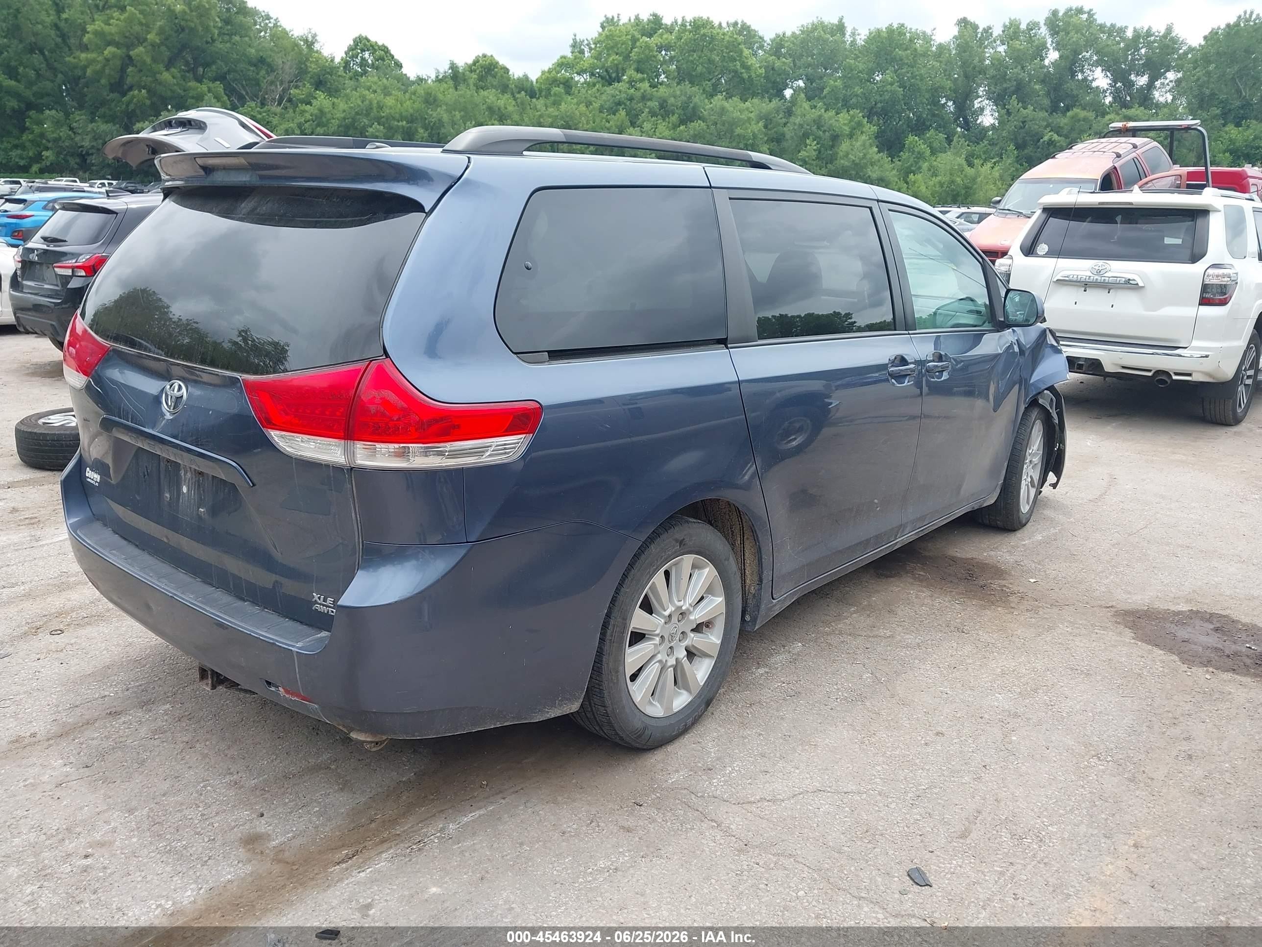 2013 Toyota Sienna Xle 7 Passenger Blue vin: 5TDDK3DC9DS069600