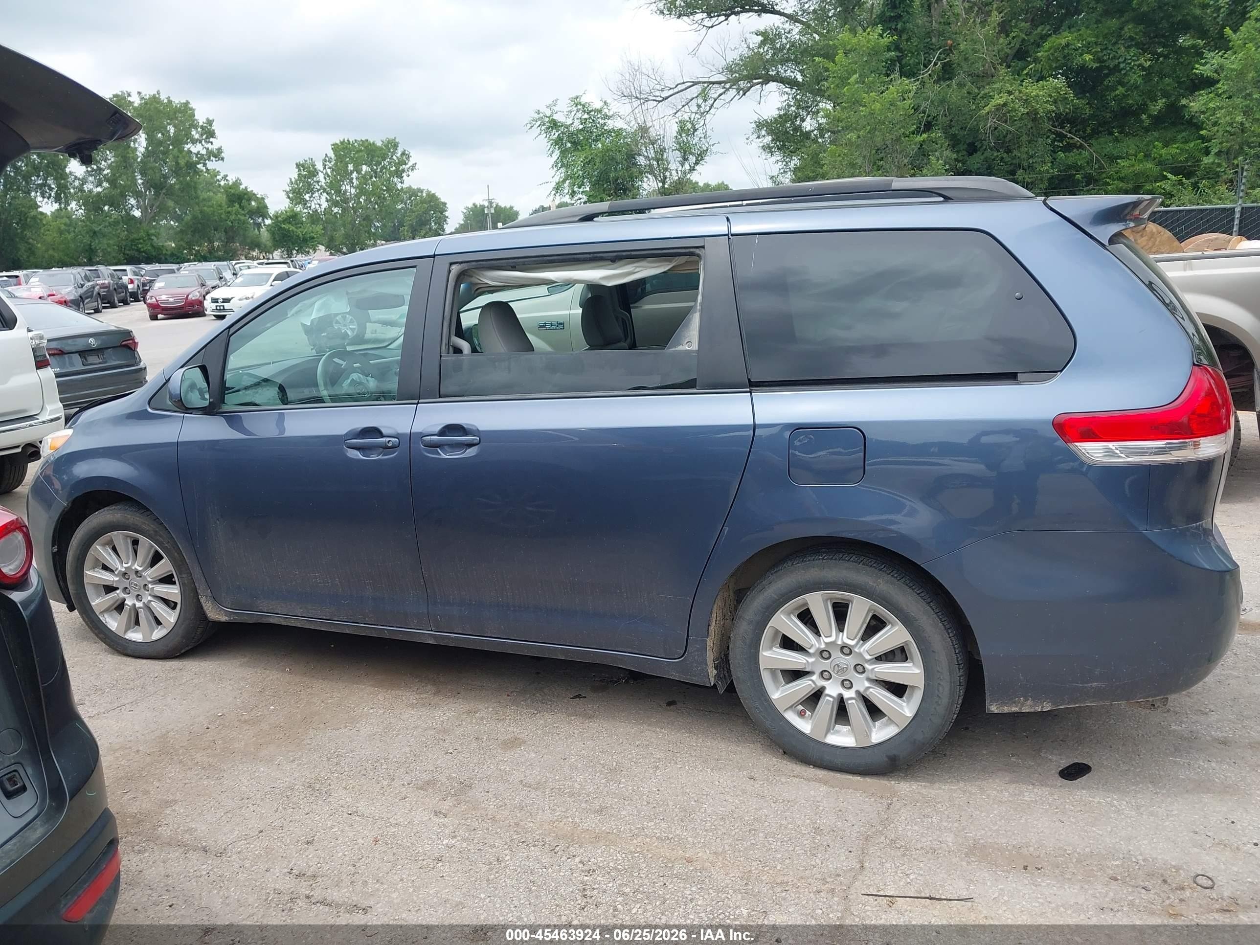 2013 Toyota Sienna Xle 7 Passenger Blue vin: 5TDDK3DC9DS069600