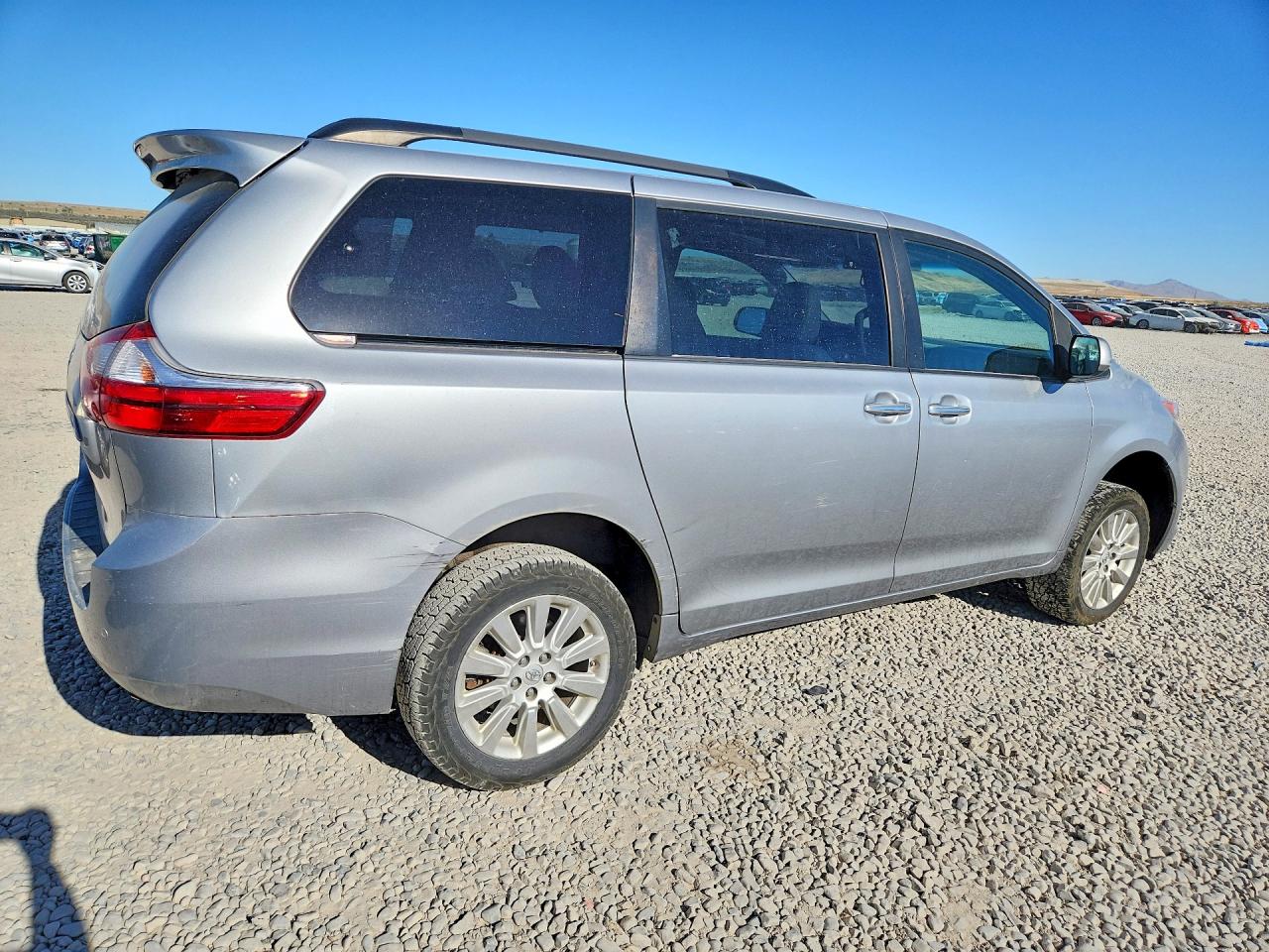 2015 Toyota Sienna Xle 7-passenger Серебряный vin: 5TDDK3DC9FS117180