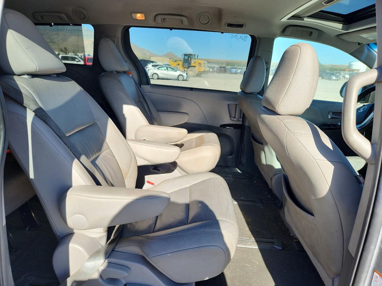 2015 Toyota Sienna Xle 7-passenger Серебряный vin: 5TDDK3DC9FS117180