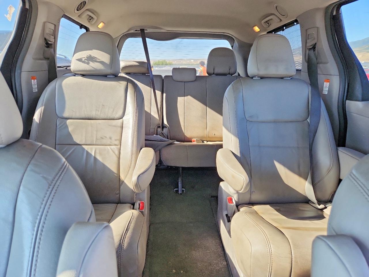 2015 Toyota Sienna Xle 7-passenger Серебряный vin: 5TDDK3DC9FS117180