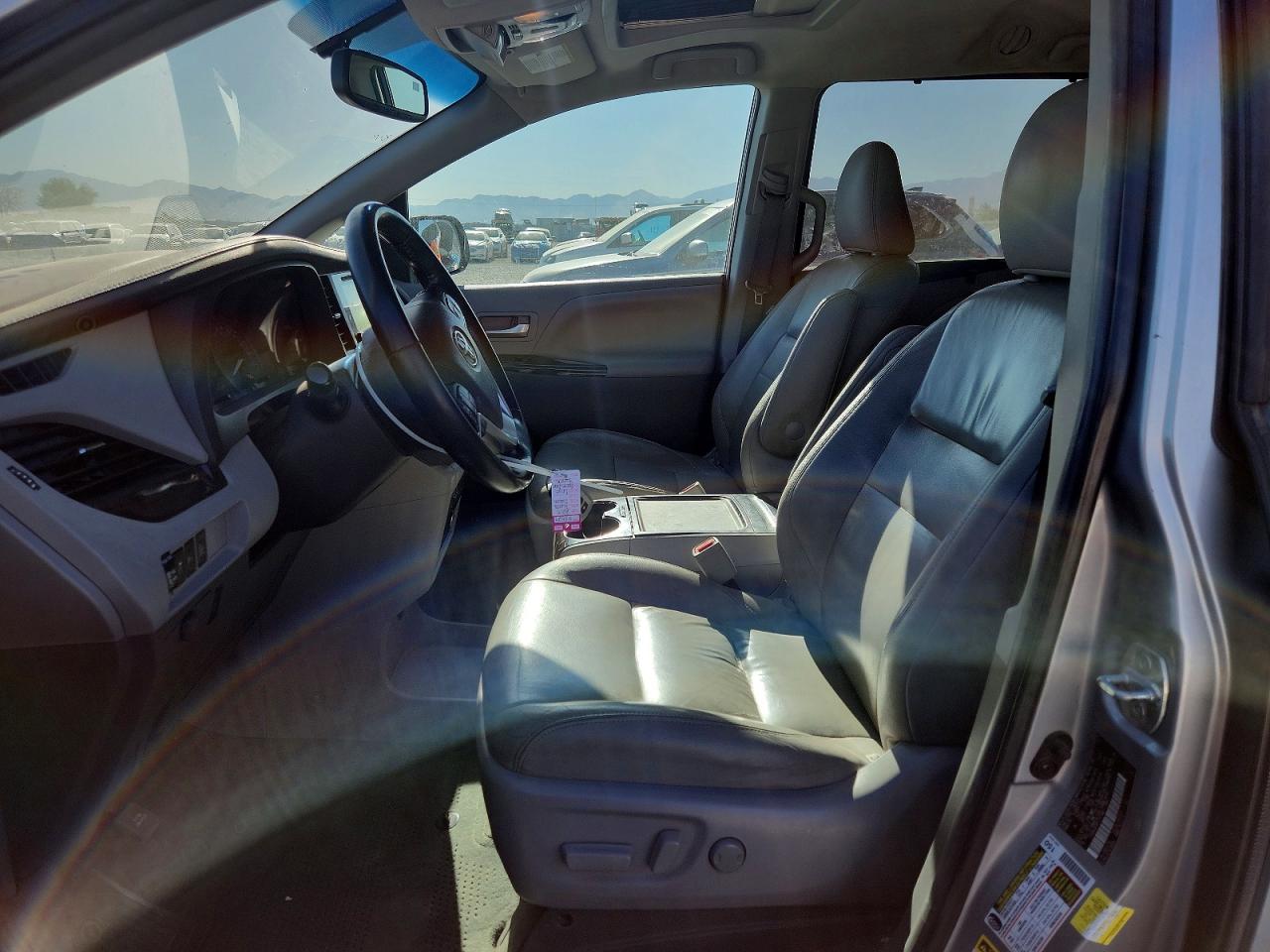 2015 Toyota Sienna Xle 7-passenger Серебряный vin: 5TDDK3DC9FS117180