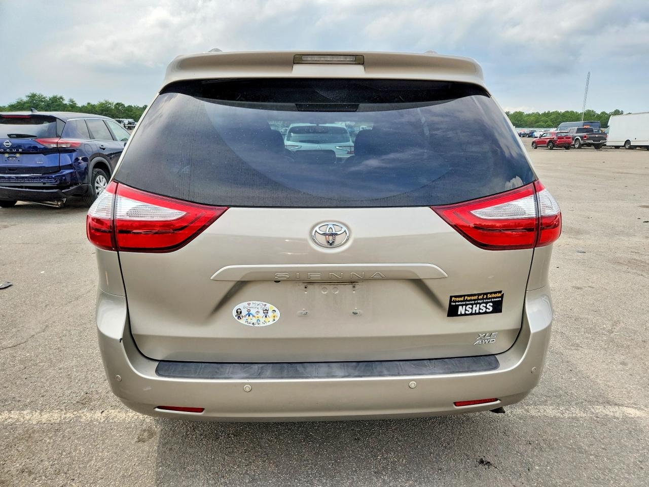 2015 Toyota Sienna Xle 7-passenger Beige vin: 5TDDK3DC9FS121777