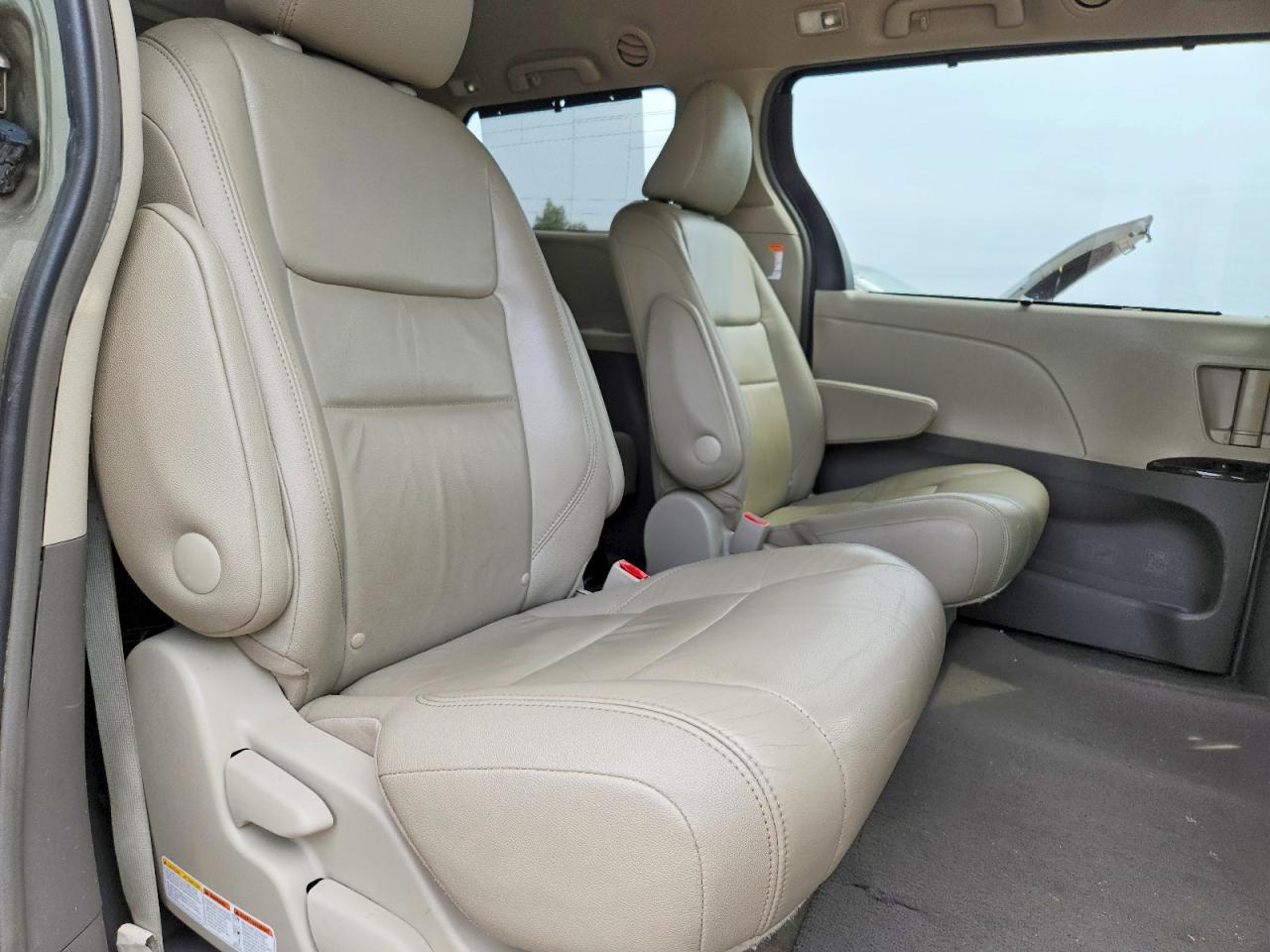 2015 Toyota Sienna Xle 7-passenger Beige vin: 5TDDK3DC9FS121777