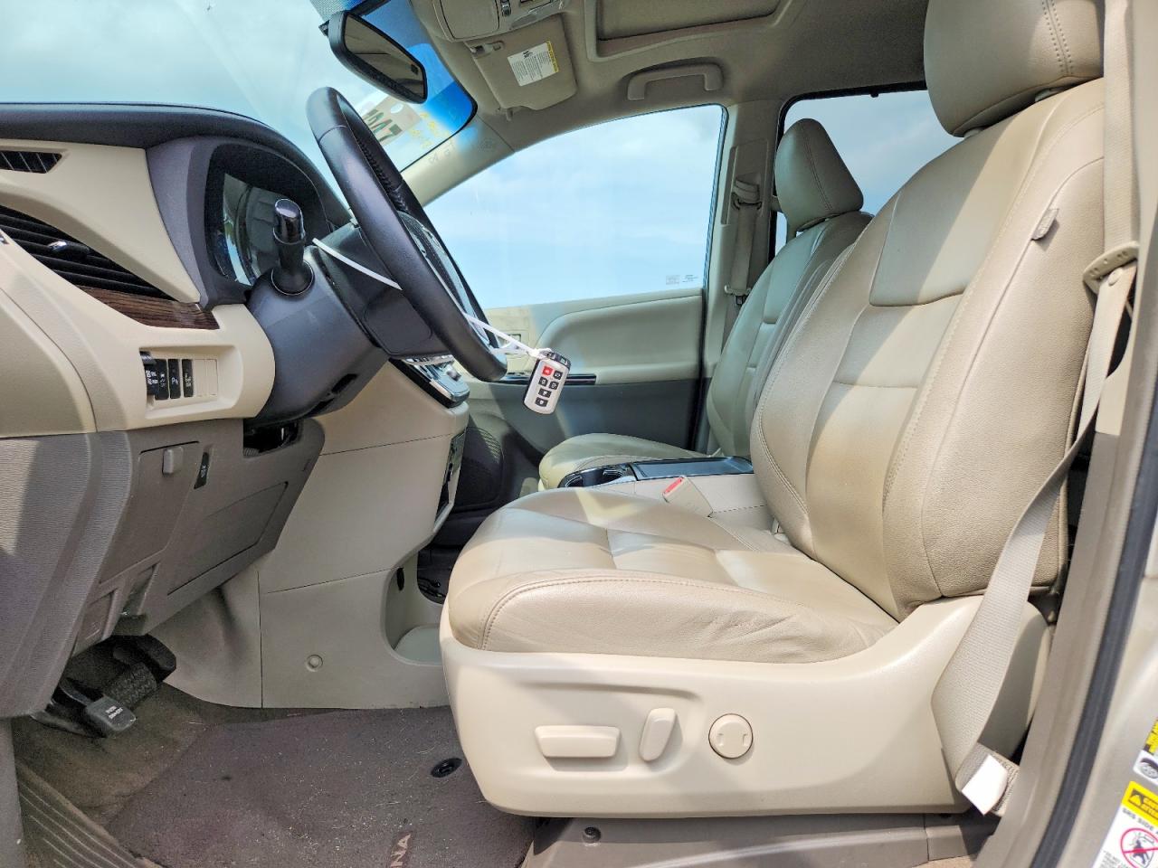2015 Toyota Sienna Xle 7-passenger Beige vin: 5TDDK3DC9FS121777