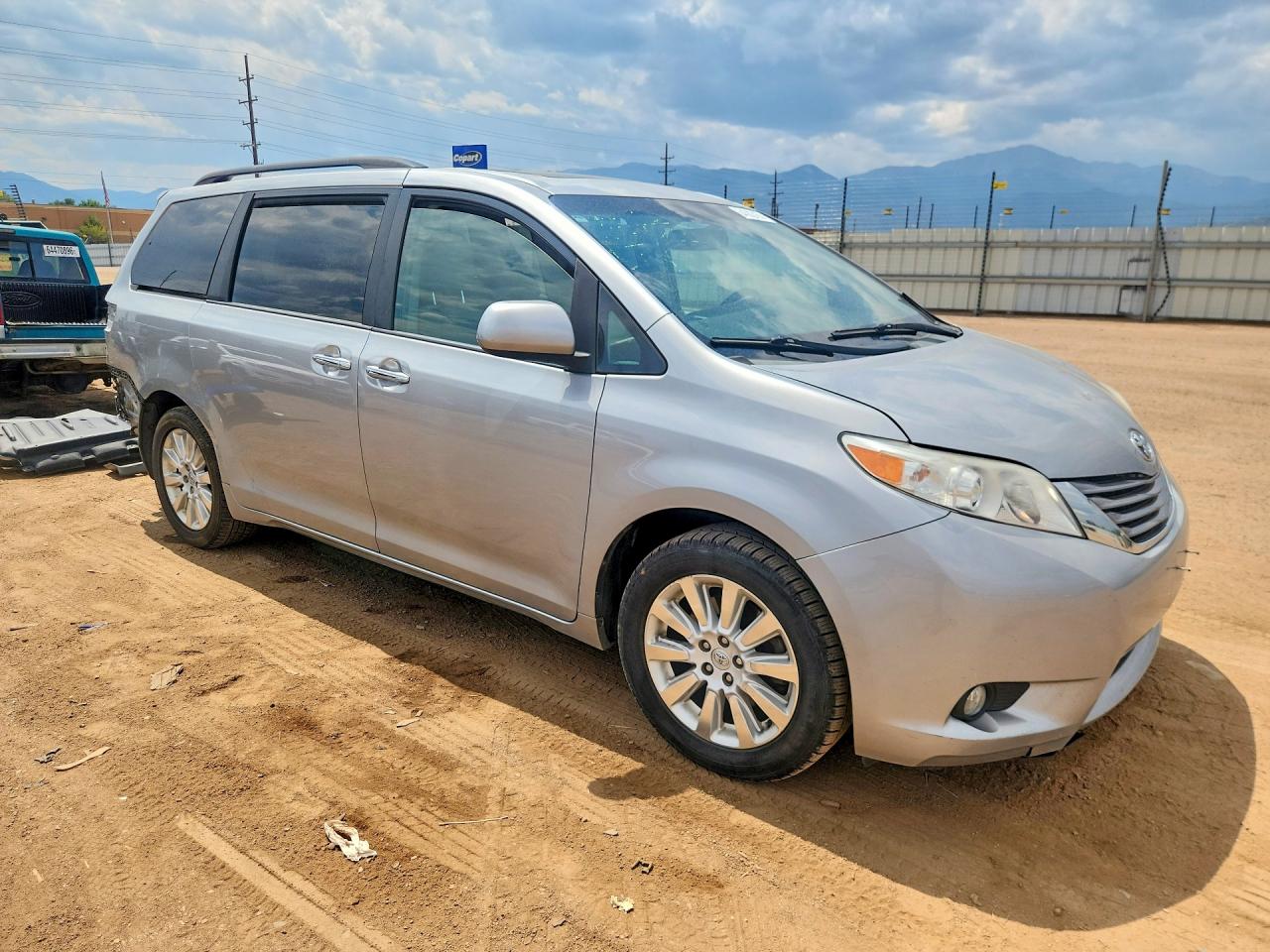 2015 Toyota Sienna Xle Premium 7-passenger Silver vin: 5TDDK3DC9FS124341