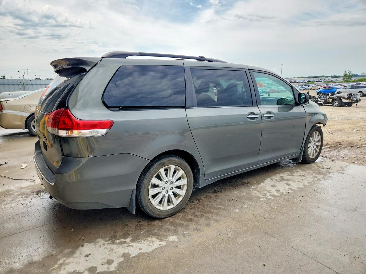 2011 Toyota Sienna Xle 7-passenger Серый vin: 5TDDK3DCXBS005675