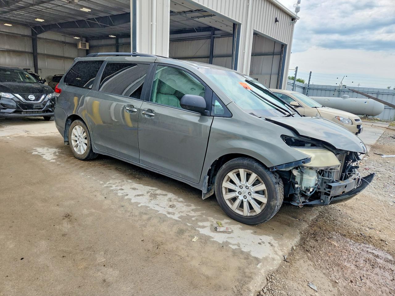 2011 Toyota Sienna Xle 7-passenger Серый vin: 5TDDK3DCXBS005675