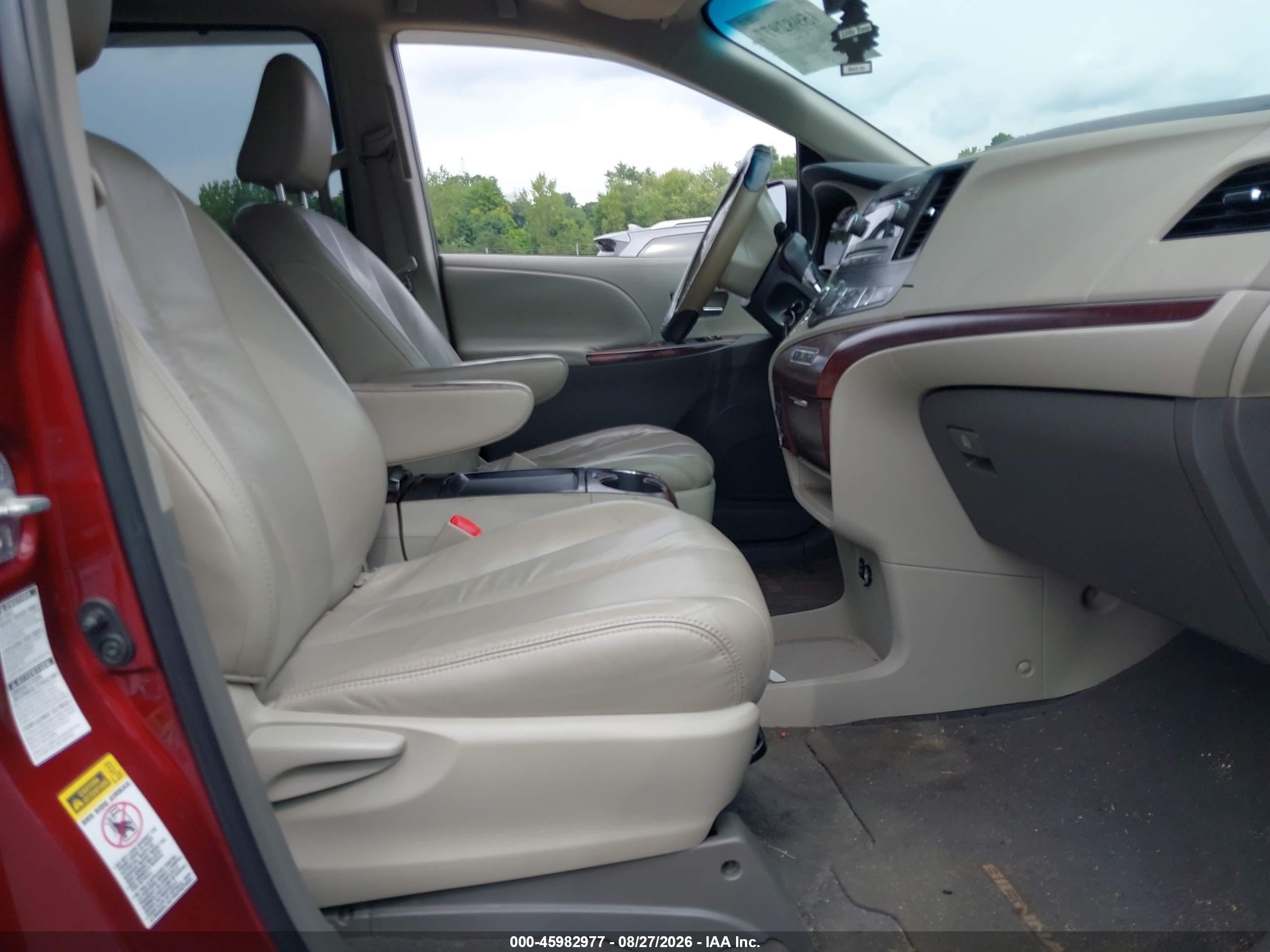 2011 Toyota Sienna Xle Red vin: 5TDDK3DCXBS007782