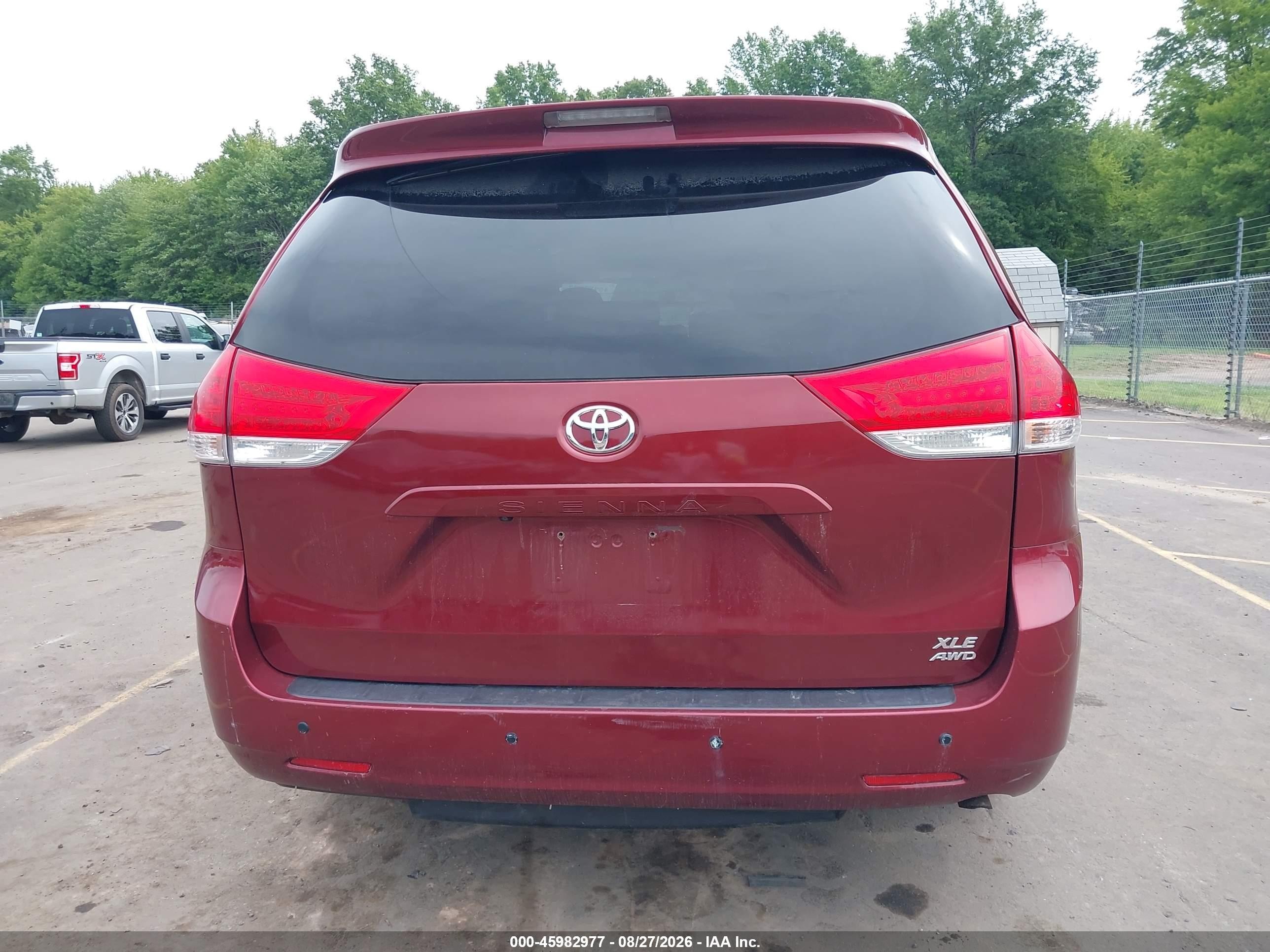 2011 Toyota Sienna Xle Red vin: 5TDDK3DCXBS007782