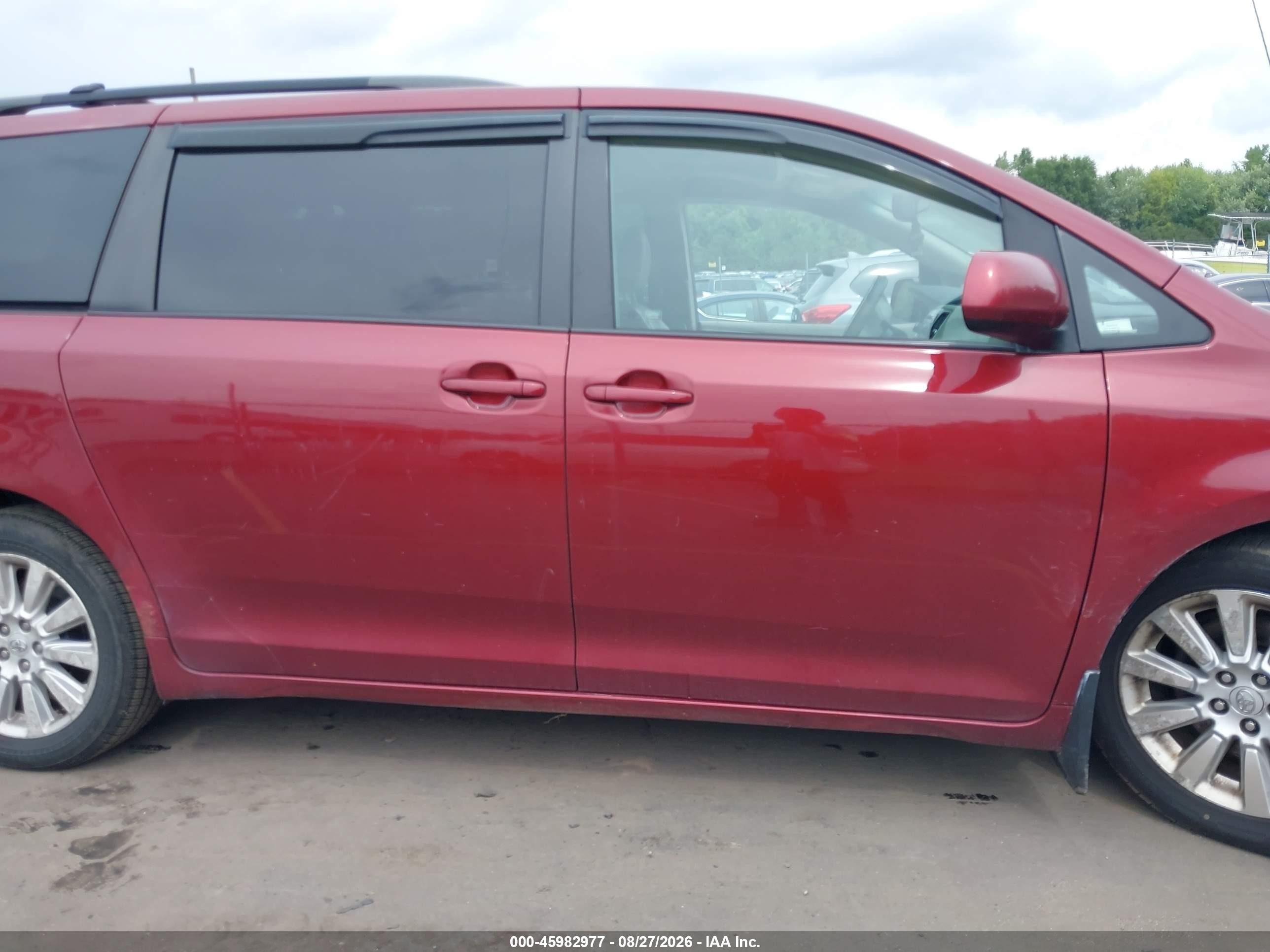 2011 Toyota Sienna Xle Red vin: 5TDDK3DCXBS007782