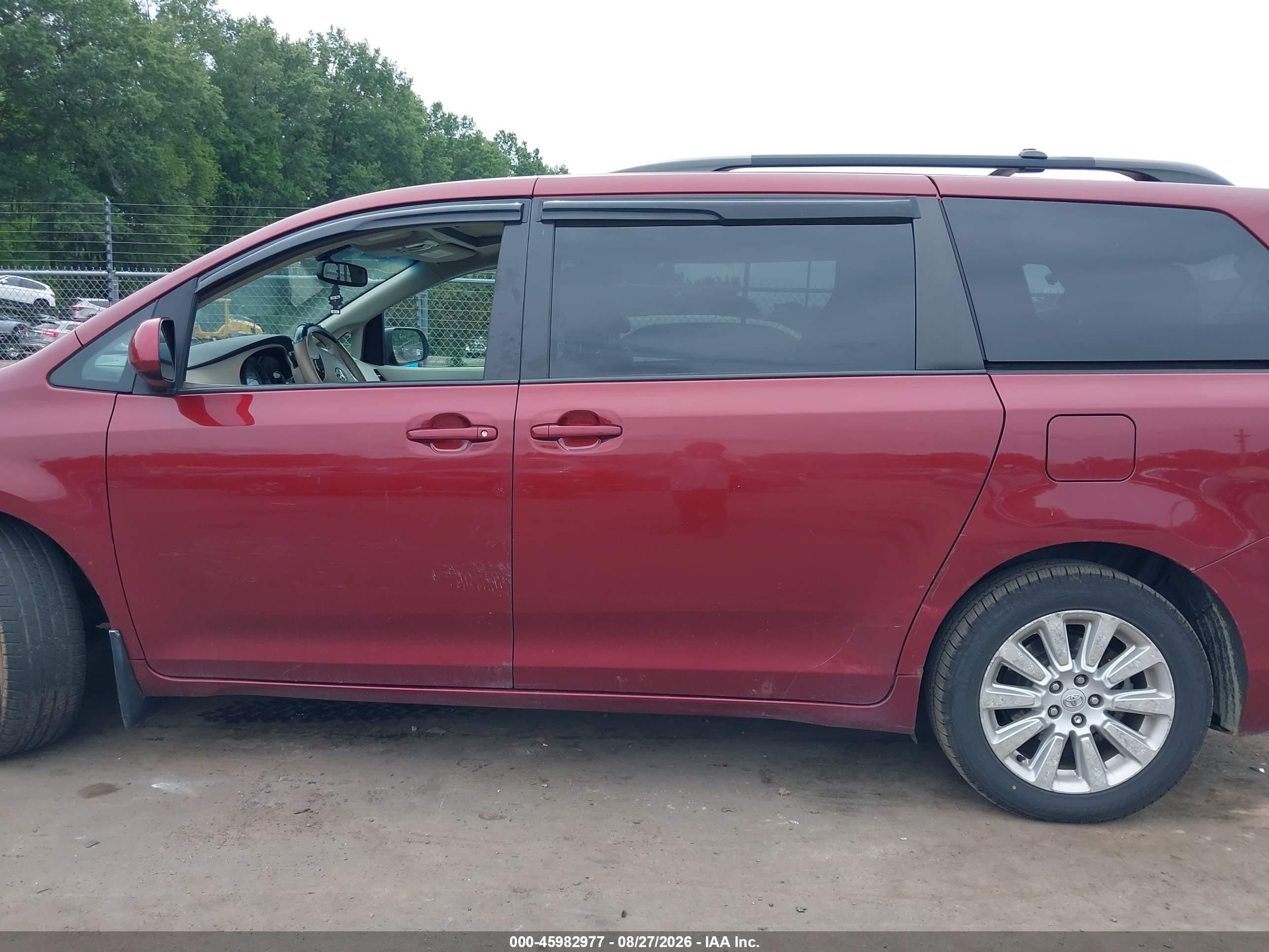 2011 Toyota Sienna Xle Red vin: 5TDDK3DCXBS007782