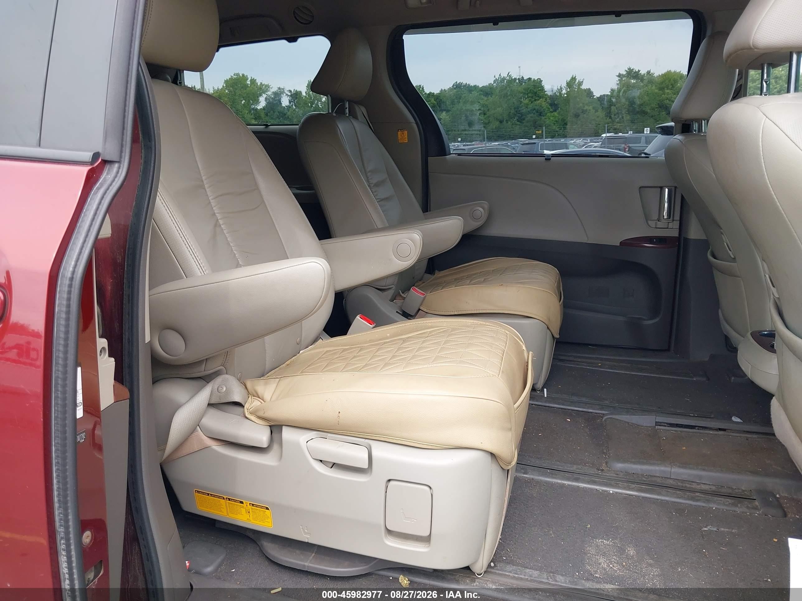 2011 Toyota Sienna Xle Red vin: 5TDDK3DCXBS007782