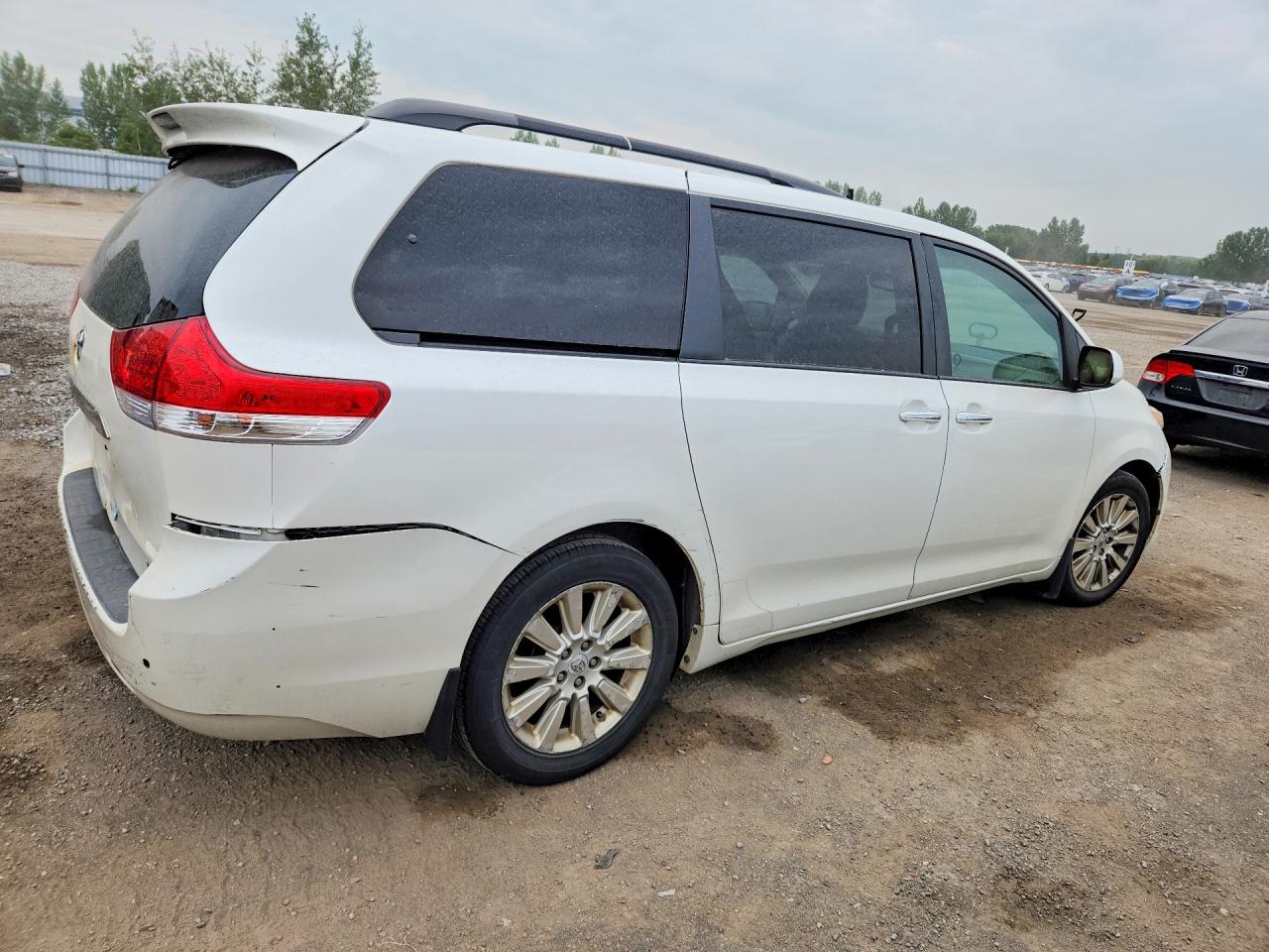 2011 Toyota Sienna Xle White vin: 5TDDK3DCXBS012691