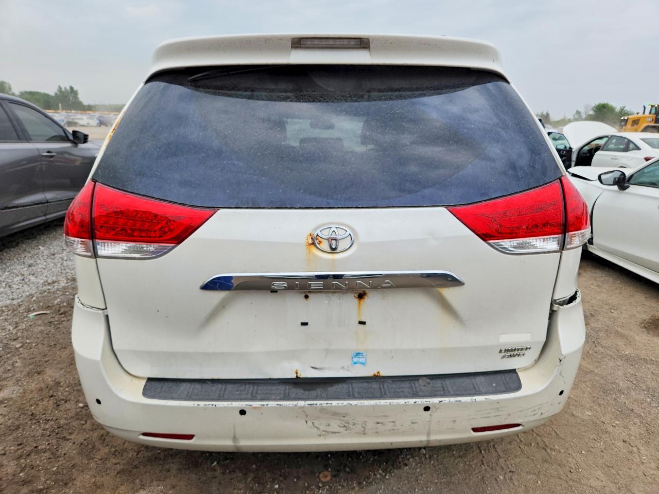 2011 Toyota Sienna Xle White vin: 5TDDK3DCXBS012691
