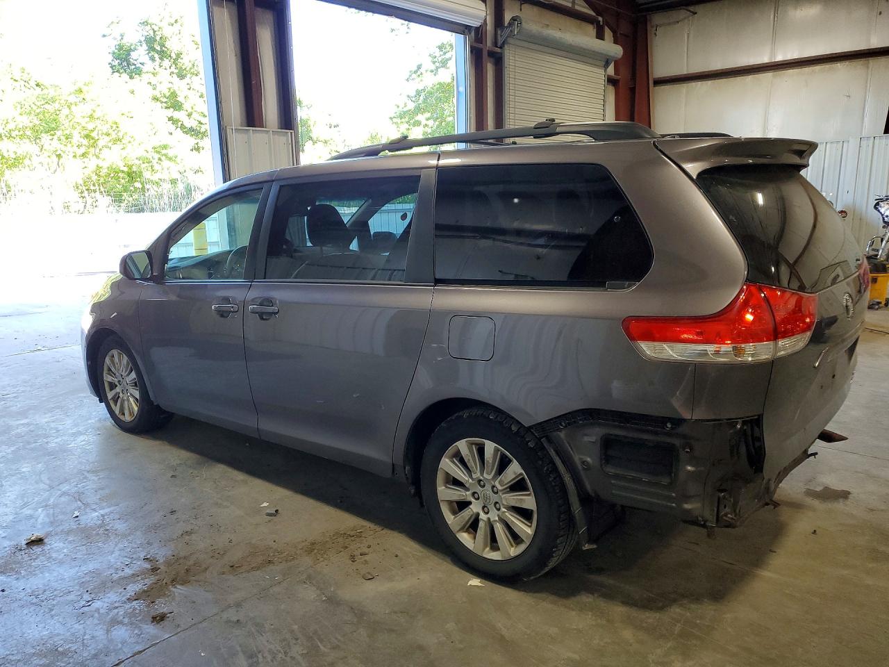 2011 Toyota Sienna Xle 7-passenger Charcoal vin: 5TDDK3DCXBS013954