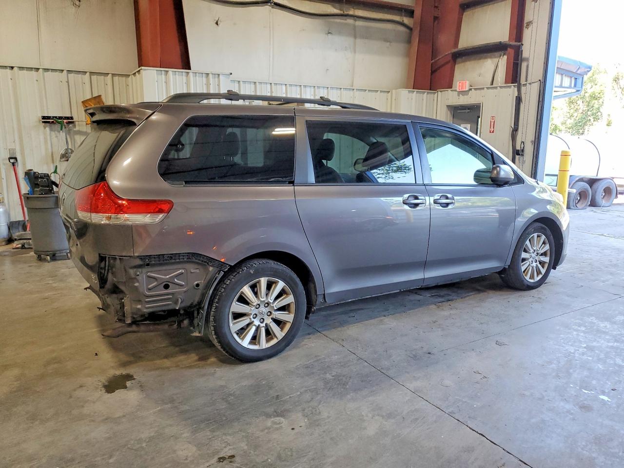 2011 Toyota Sienna Xle 7-passenger Charcoal vin: 5TDDK3DCXBS013954