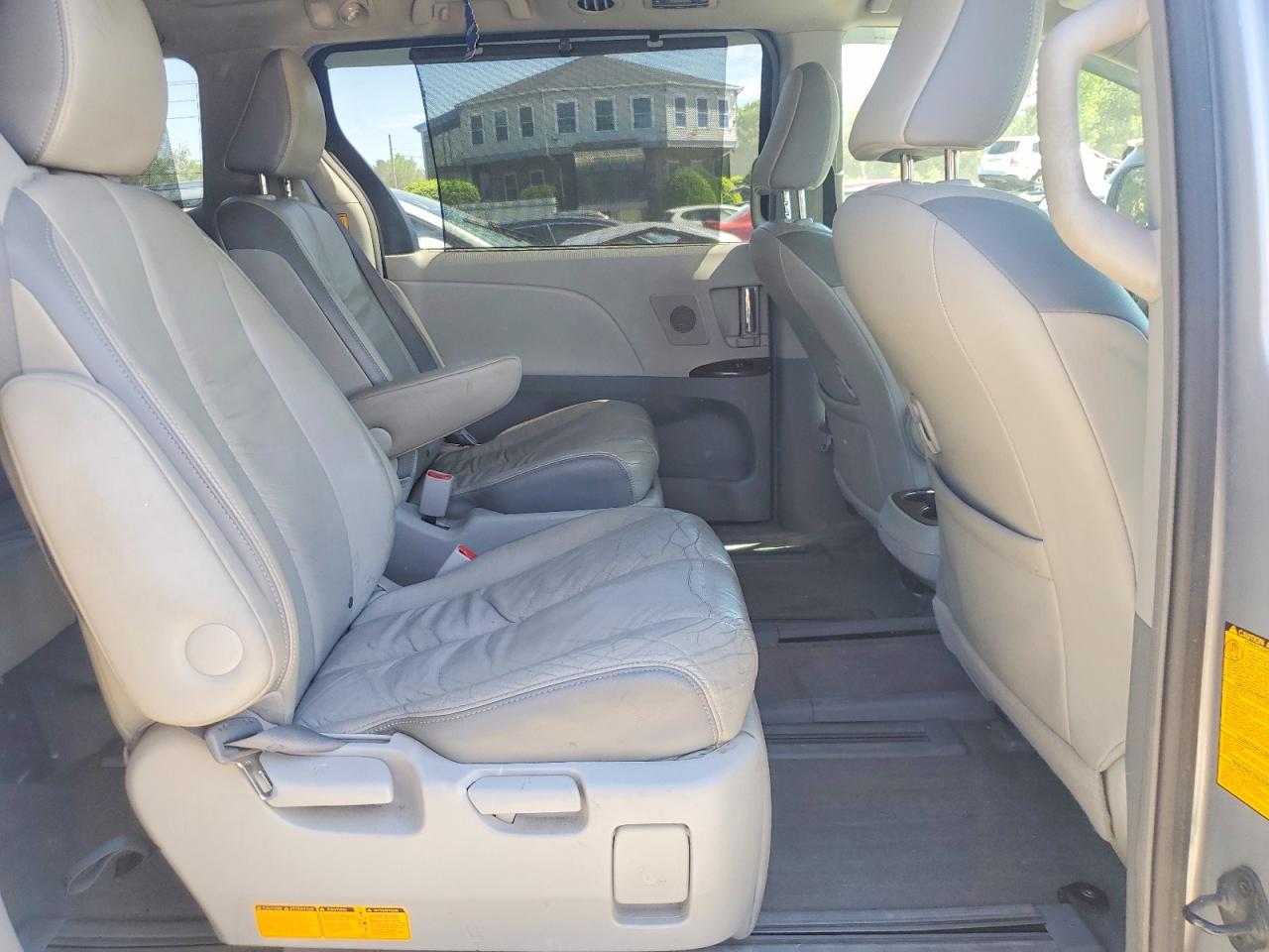 2011 Toyota Sienna Limited 7-passenger Silver vin: 5TDDK3DCXBS018250