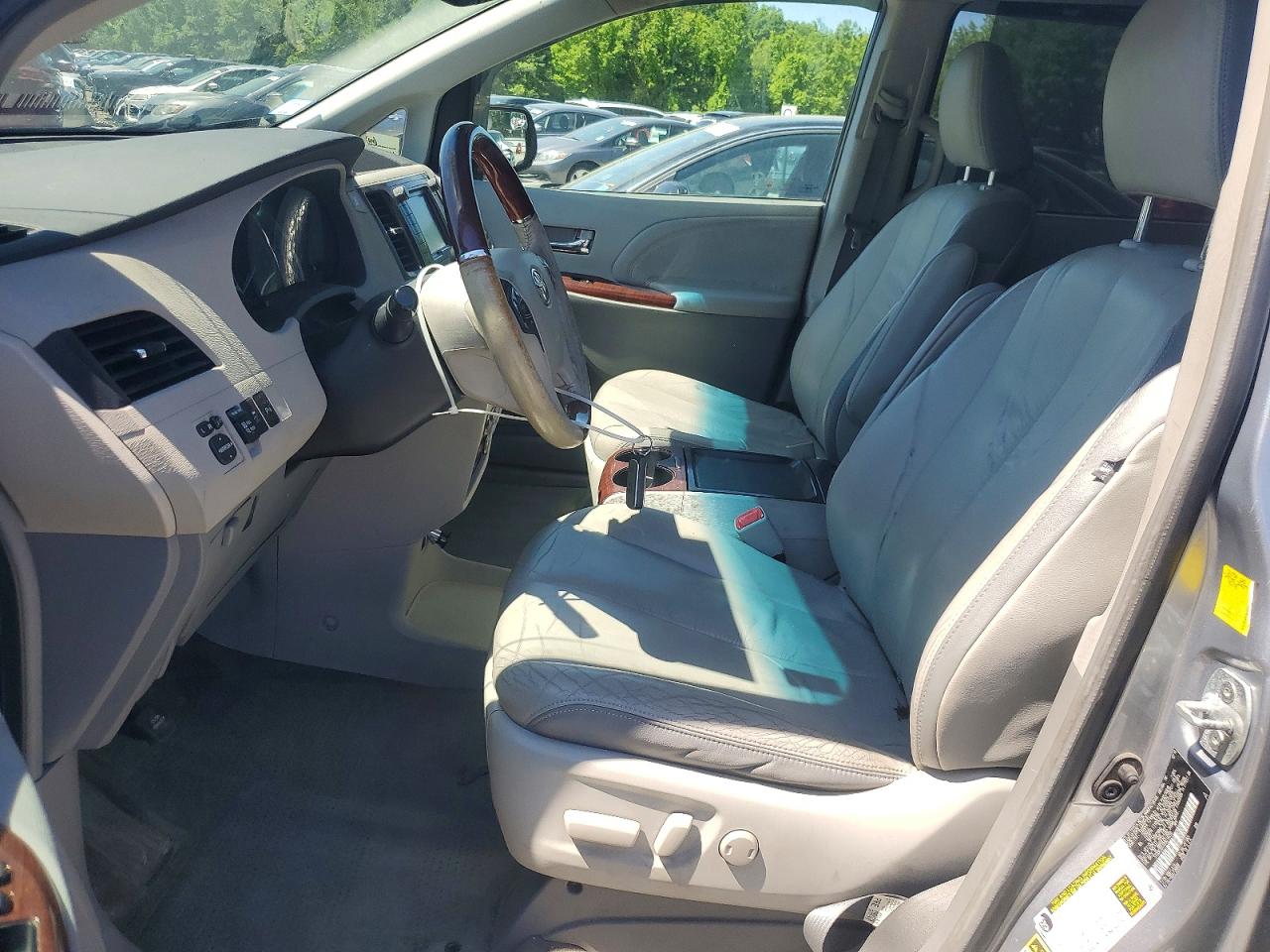 2011 Toyota Sienna Limited 7-passenger Silver vin: 5TDDK3DCXBS018250