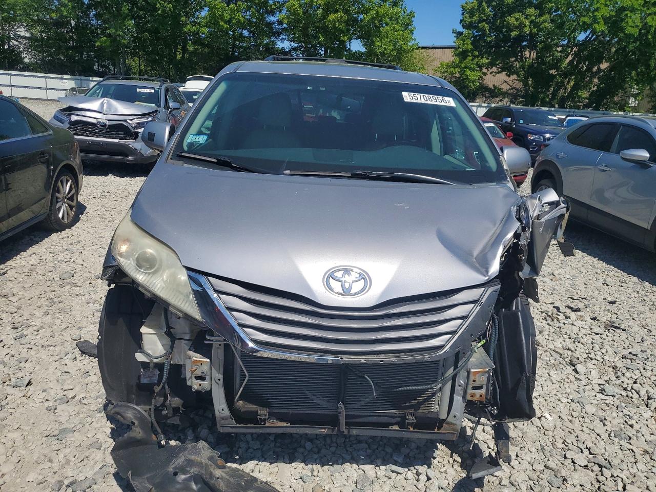 2011 Toyota Sienna Limited 7-passenger Silver vin: 5TDDK3DCXBS018250
