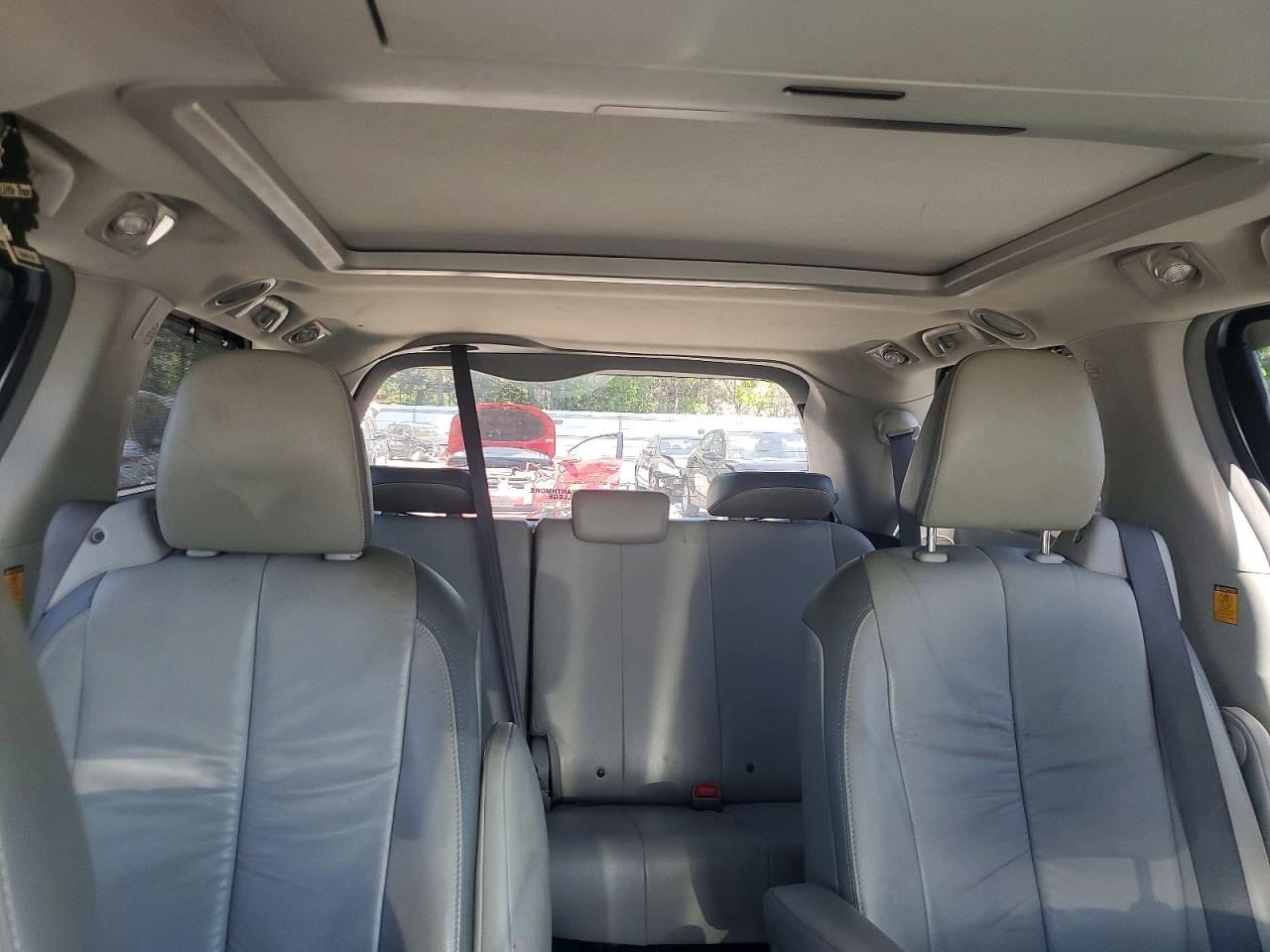 2011 Toyota Sienna Limited 7-passenger Silver vin: 5TDDK3DCXBS018250