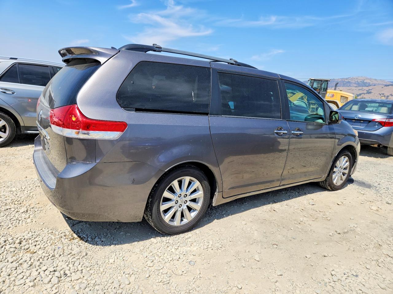 2011 Toyota Sienna Limited 7-passenger Silver vin: 5TDDK3DCXBS022895