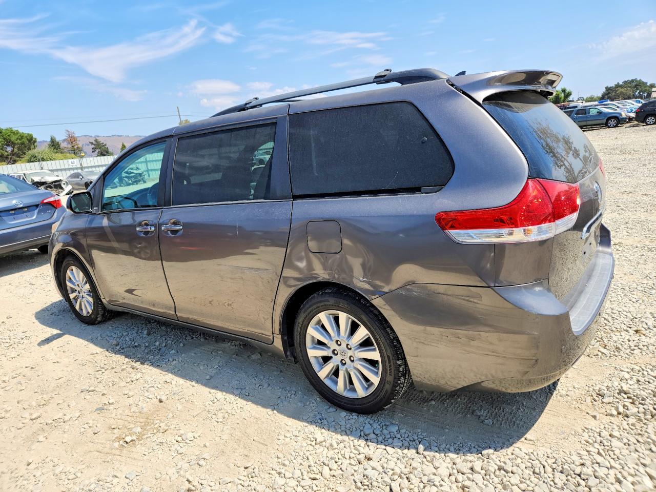 2011 Toyota Sienna Limited 7-passenger Silver vin: 5TDDK3DCXBS022895