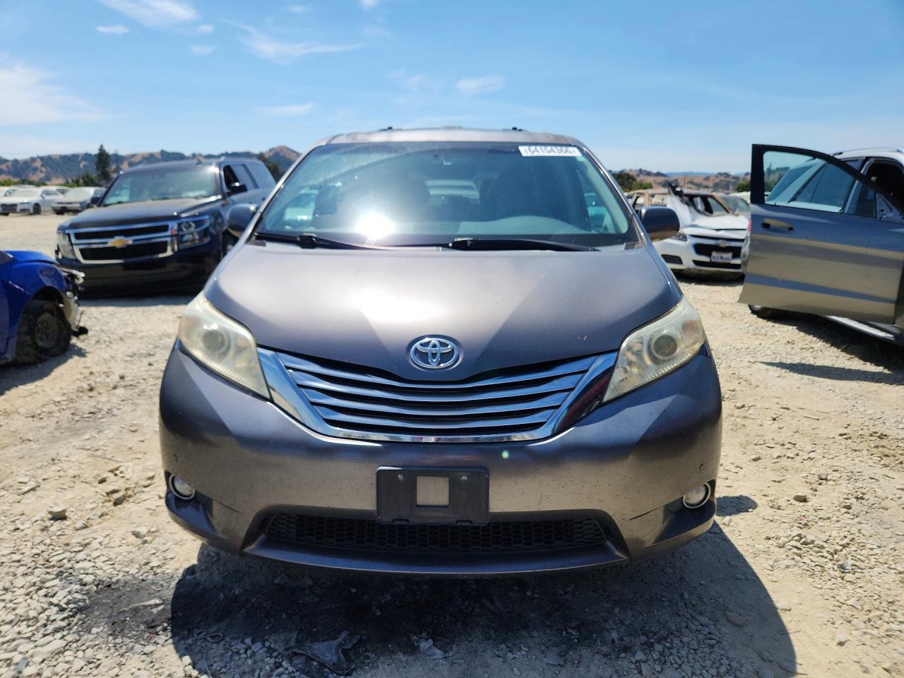 2011 Toyota Sienna Limited 7-passenger Silver vin: 5TDDK3DCXBS022895