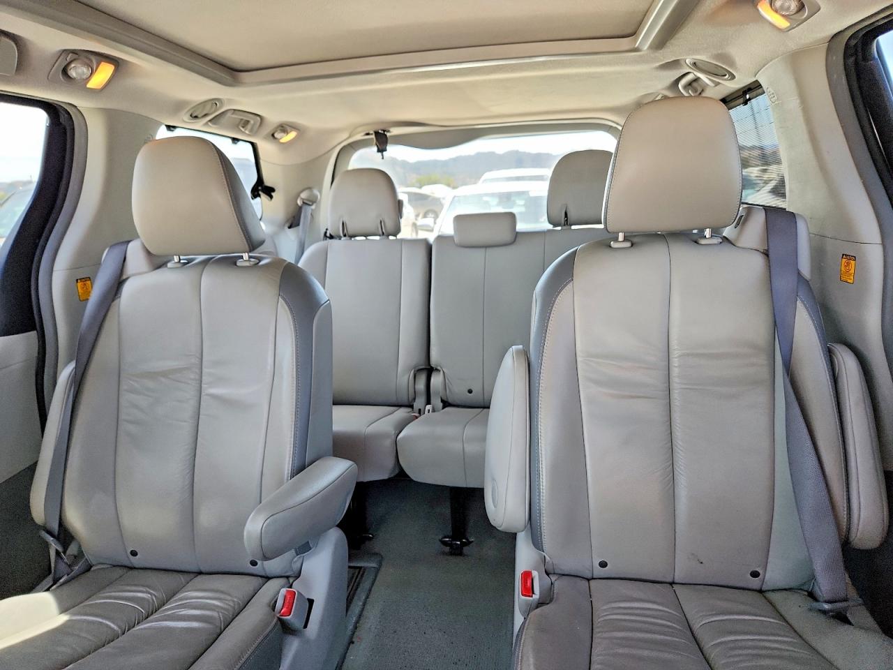 2011 Toyota Sienna Limited 7-passenger Silver vin: 5TDDK3DCXBS022895