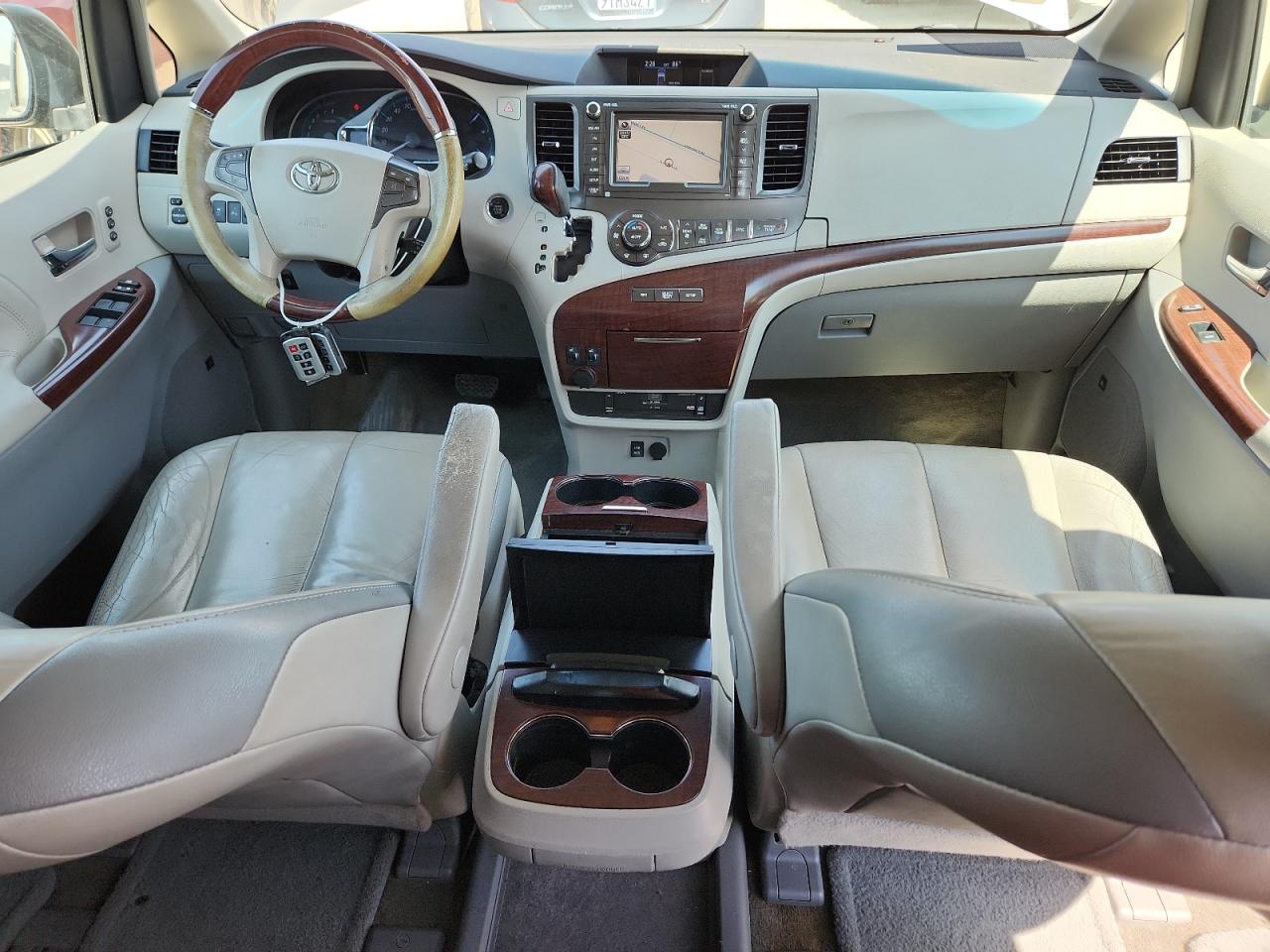 2011 Toyota Sienna Limited 7-passenger Silver vin: 5TDDK3DCXBS022895