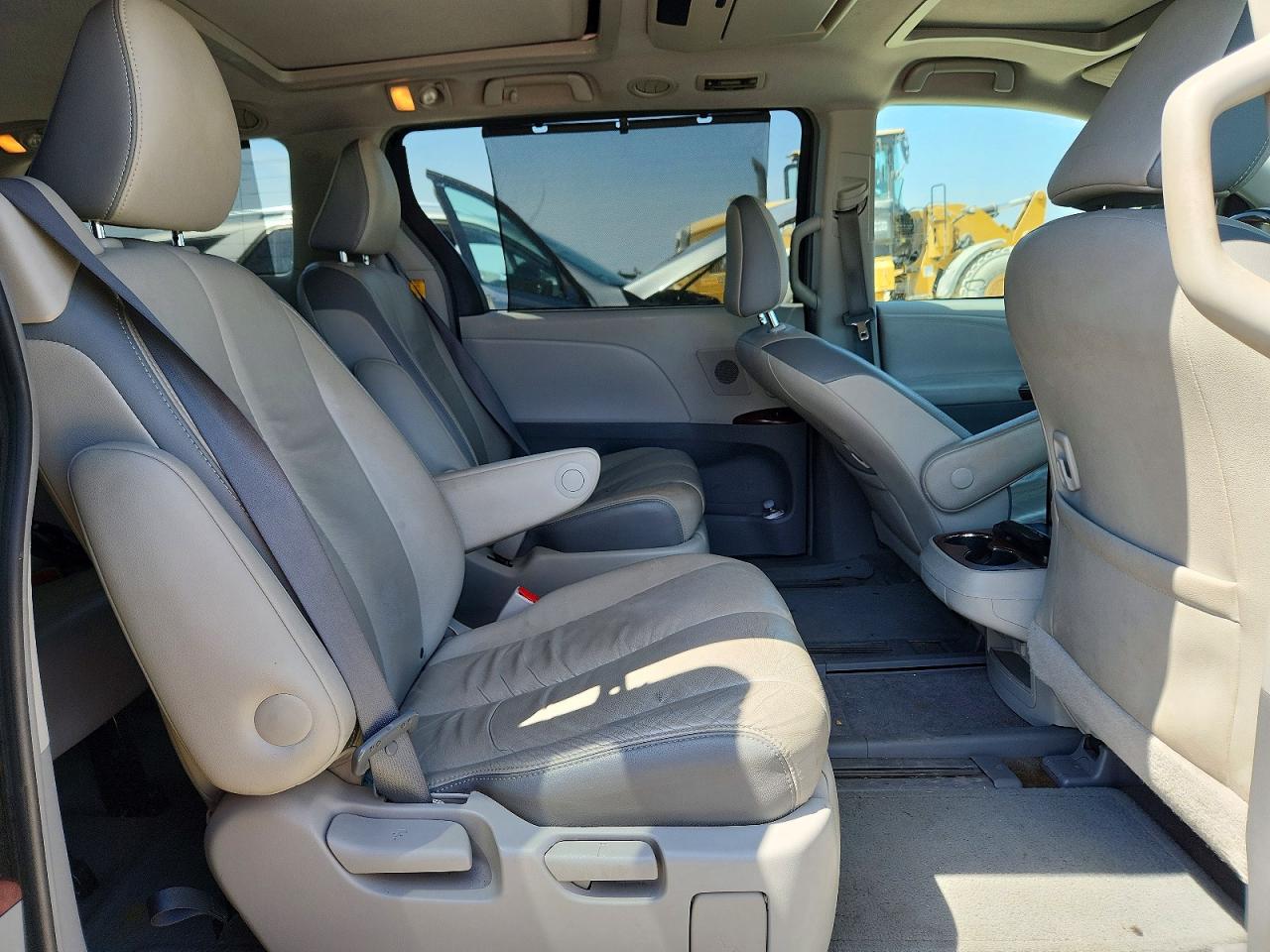 2011 Toyota Sienna Limited 7-passenger Silver vin: 5TDDK3DCXBS022895