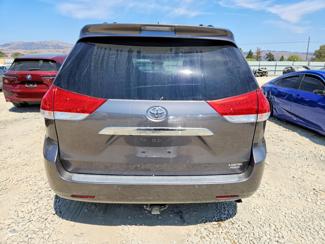 2011 Toyota Sienna Limited 7-passenger Silver vin: 5TDDK3DCXBS022895