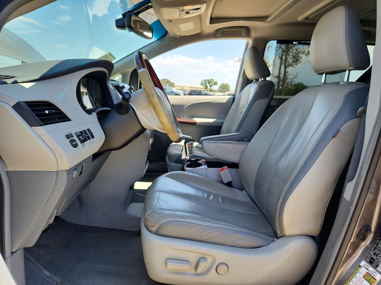 2011 Toyota Sienna Limited 7-passenger Silver vin: 5TDDK3DCXBS022895