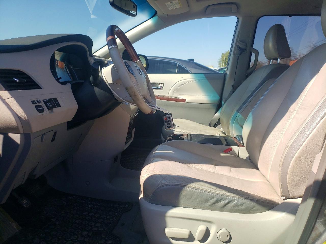 2011 Toyota Sienna Xle 7-passenger Серый vin: 5TDDK3DCXBS023674