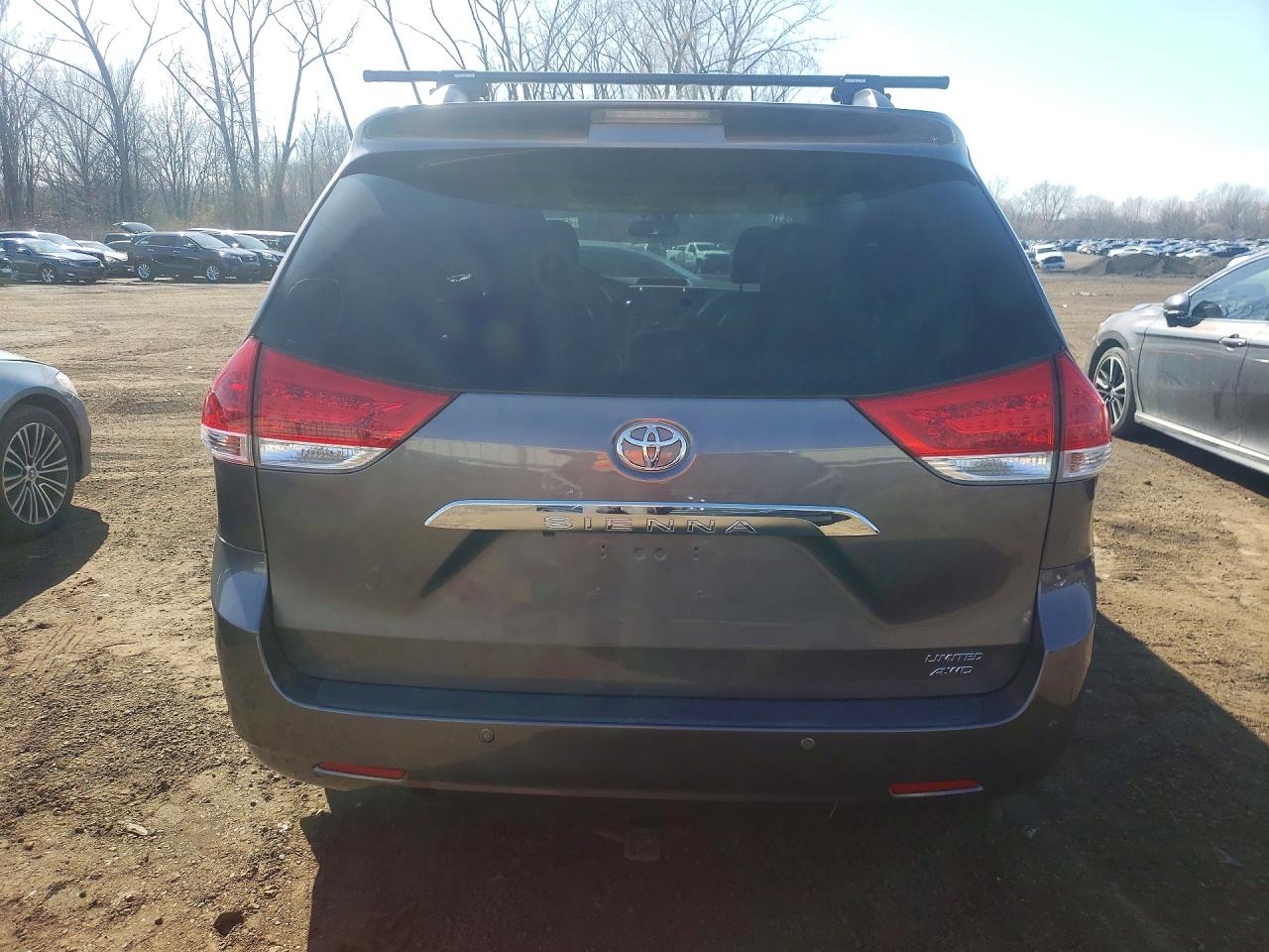 2011 Toyota Sienna Xle 7-passenger Серый vin: 5TDDK3DCXBS023674