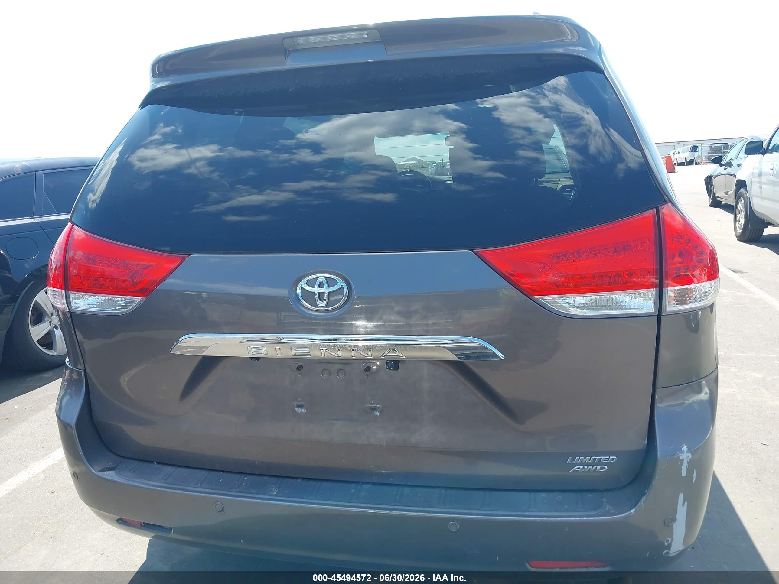 2011 Toyota Sienna Limited Серый vin: 5TDDK3DCXBS027255