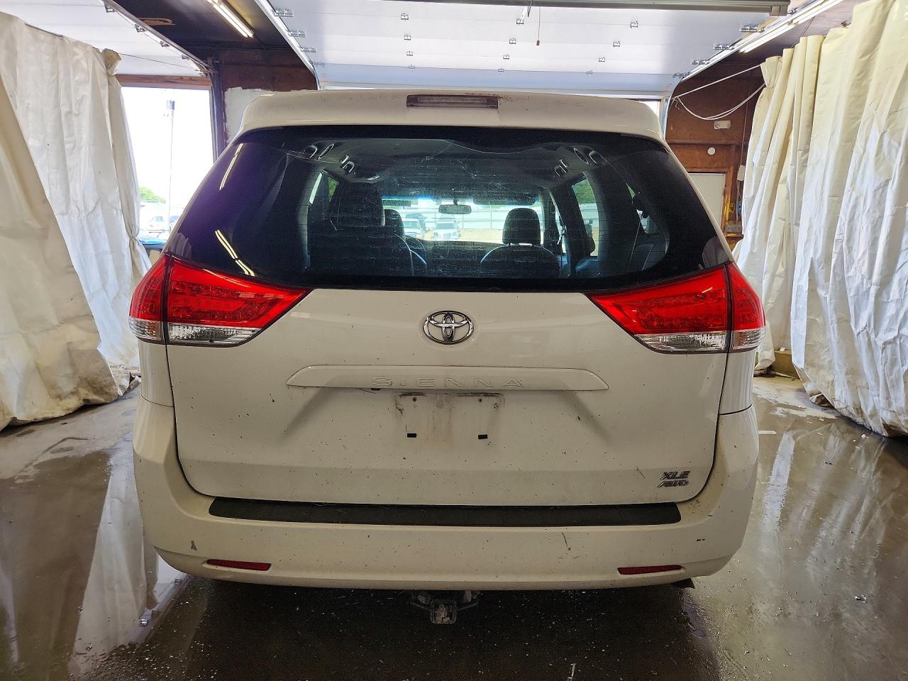 2012 Toyota Sienna Xle 7-passenger White vin: 5TDDK3DCXCS040055