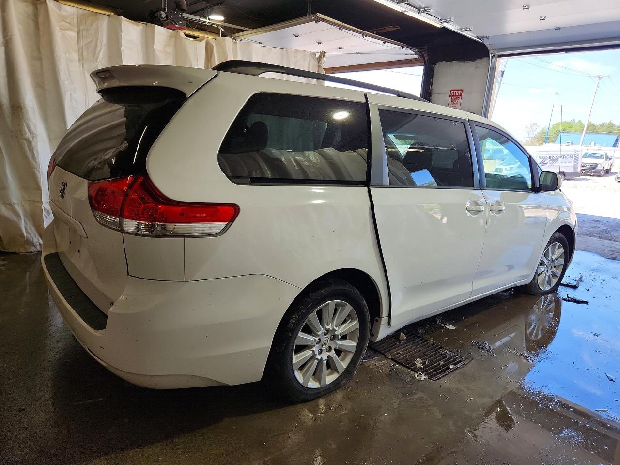2012 Toyota Sienna Xle 7-passenger White vin: 5TDDK3DCXCS040055