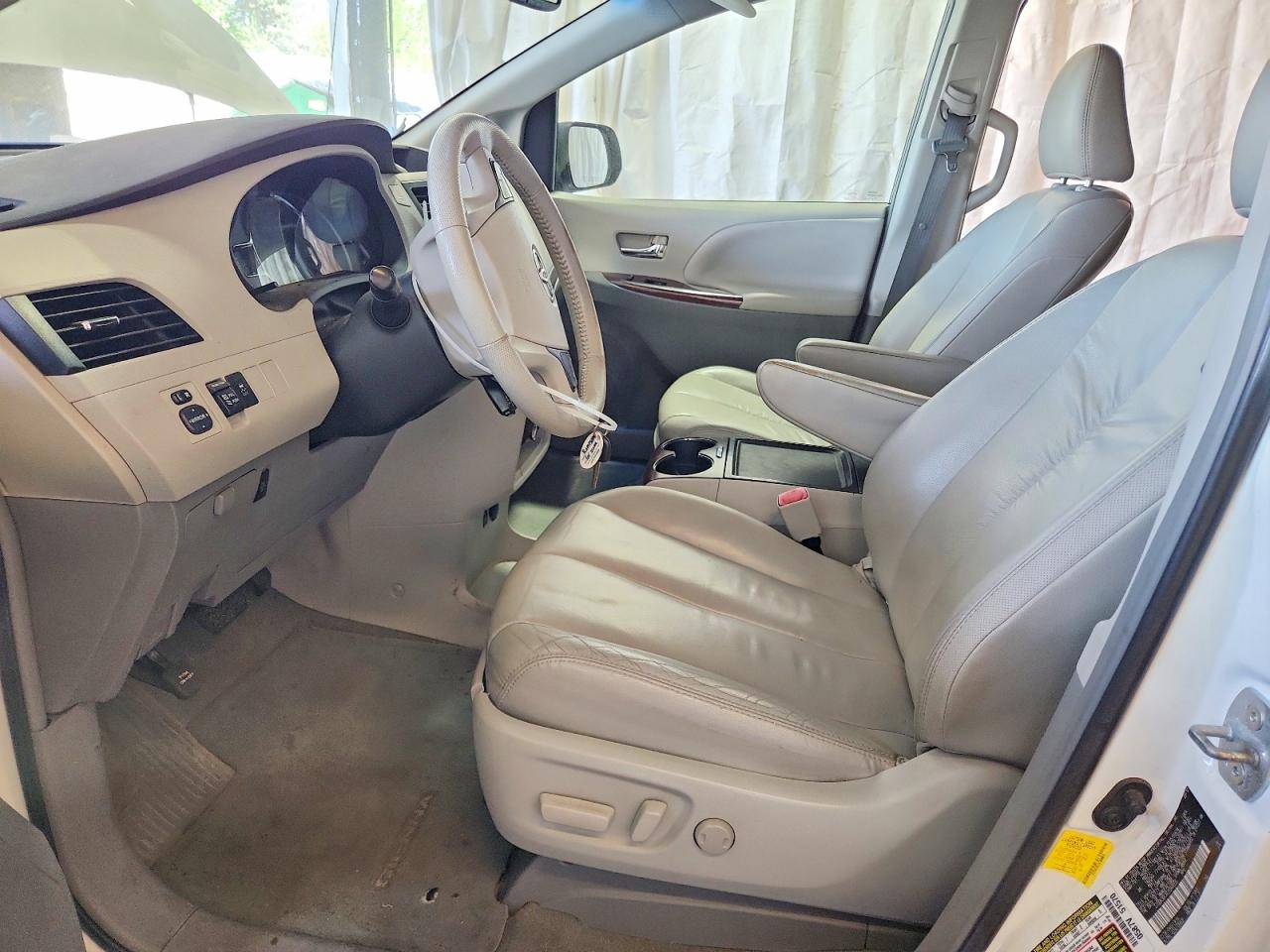 2012 Toyota Sienna Xle 7-passenger White vin: 5TDDK3DCXCS040055