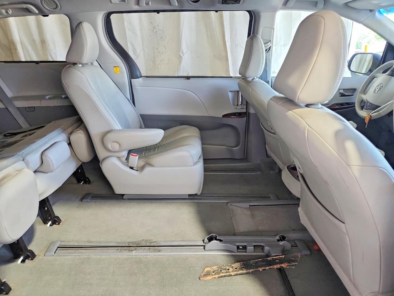 2012 Toyota Sienna Xle 7-passenger White vin: 5TDDK3DCXCS040055