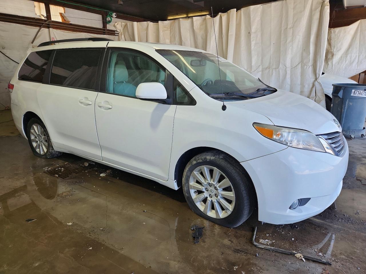 2012 Toyota Sienna Xle 7-passenger White vin: 5TDDK3DCXCS040055