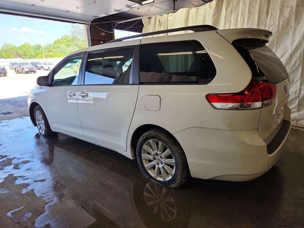 2012 Toyota Sienna Xle 7-passenger White vin: 5TDDK3DCXCS040055