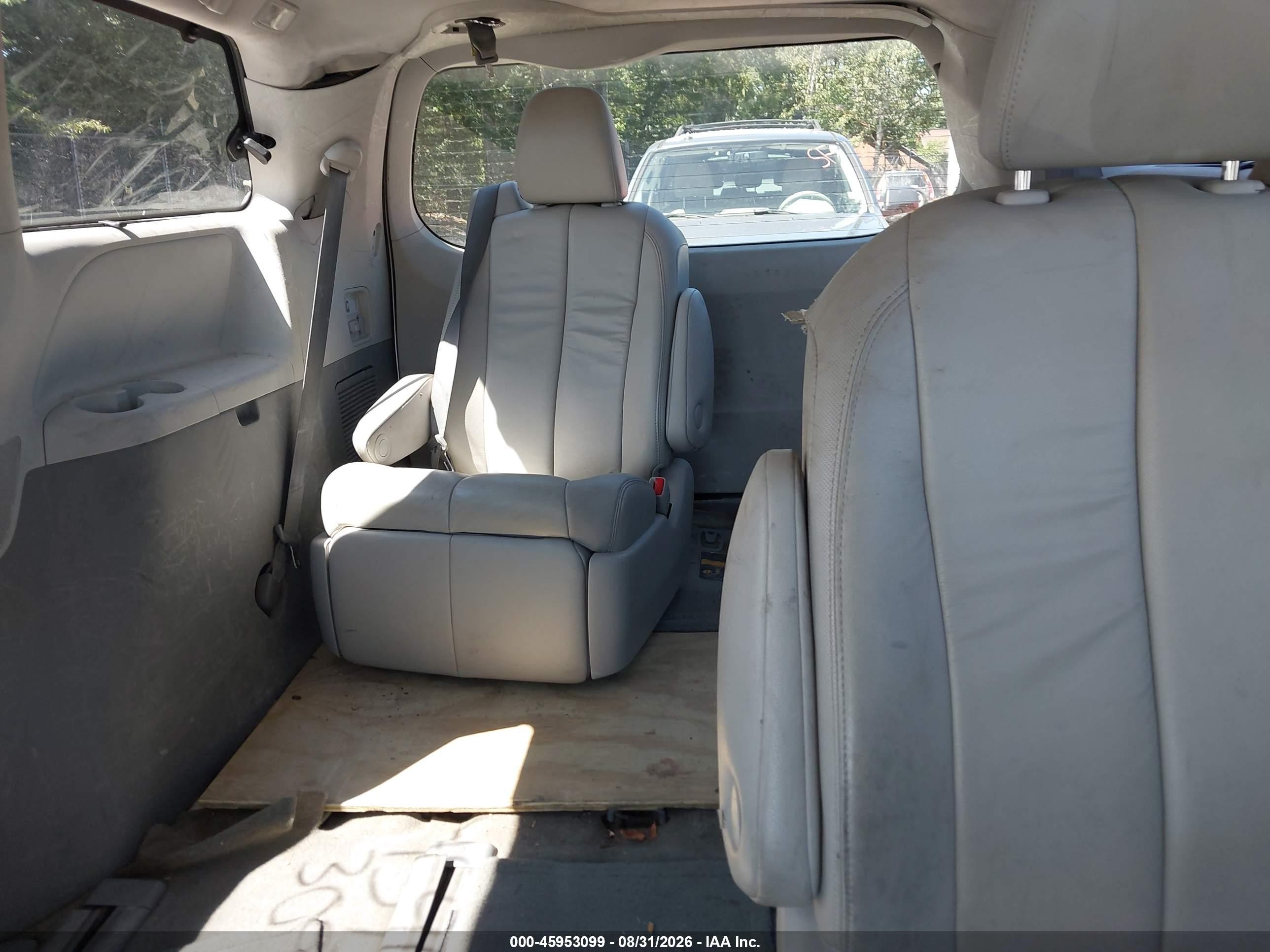 2013 Toyota Sienna Xle 7 Passenger Серебряный vin: 5TDDK3DCXDS054457