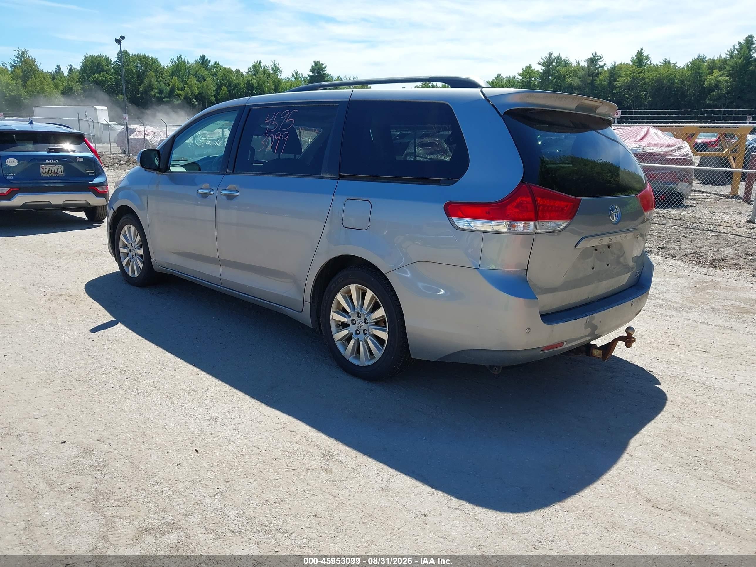 2013 Toyota Sienna Xle 7 Passenger Серебряный vin: 5TDDK3DCXDS054457
