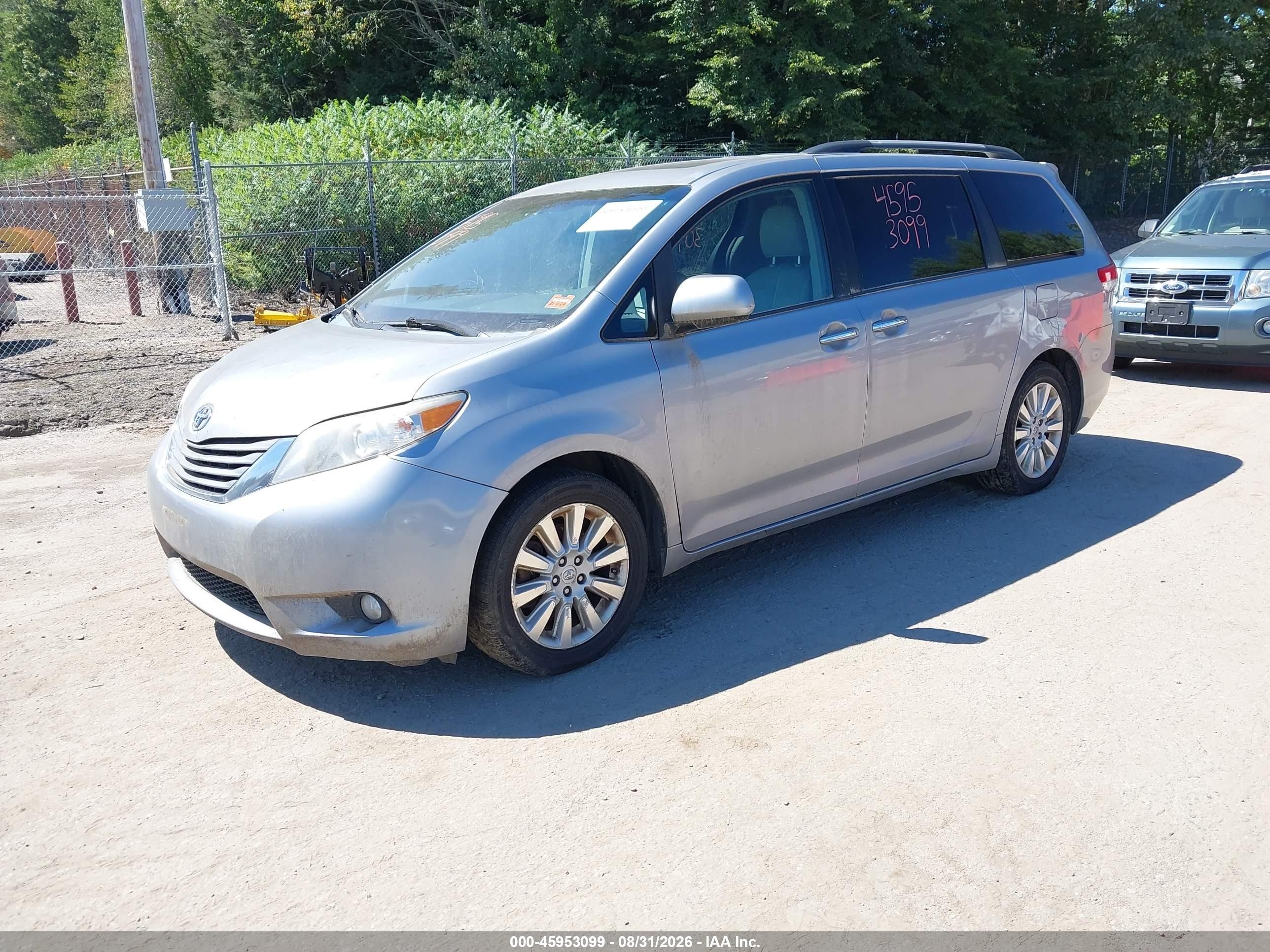 2013 Toyota Sienna Xle 7 Passenger Серебряный vin: 5TDDK3DCXDS054457