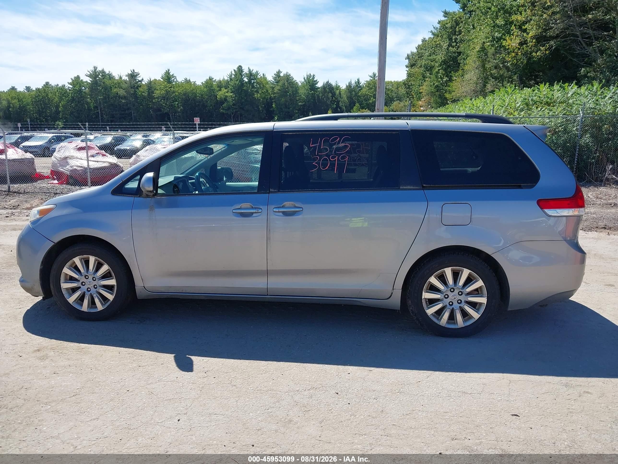 2013 Toyota Sienna Xle 7 Passenger Серебряный vin: 5TDDK3DCXDS054457