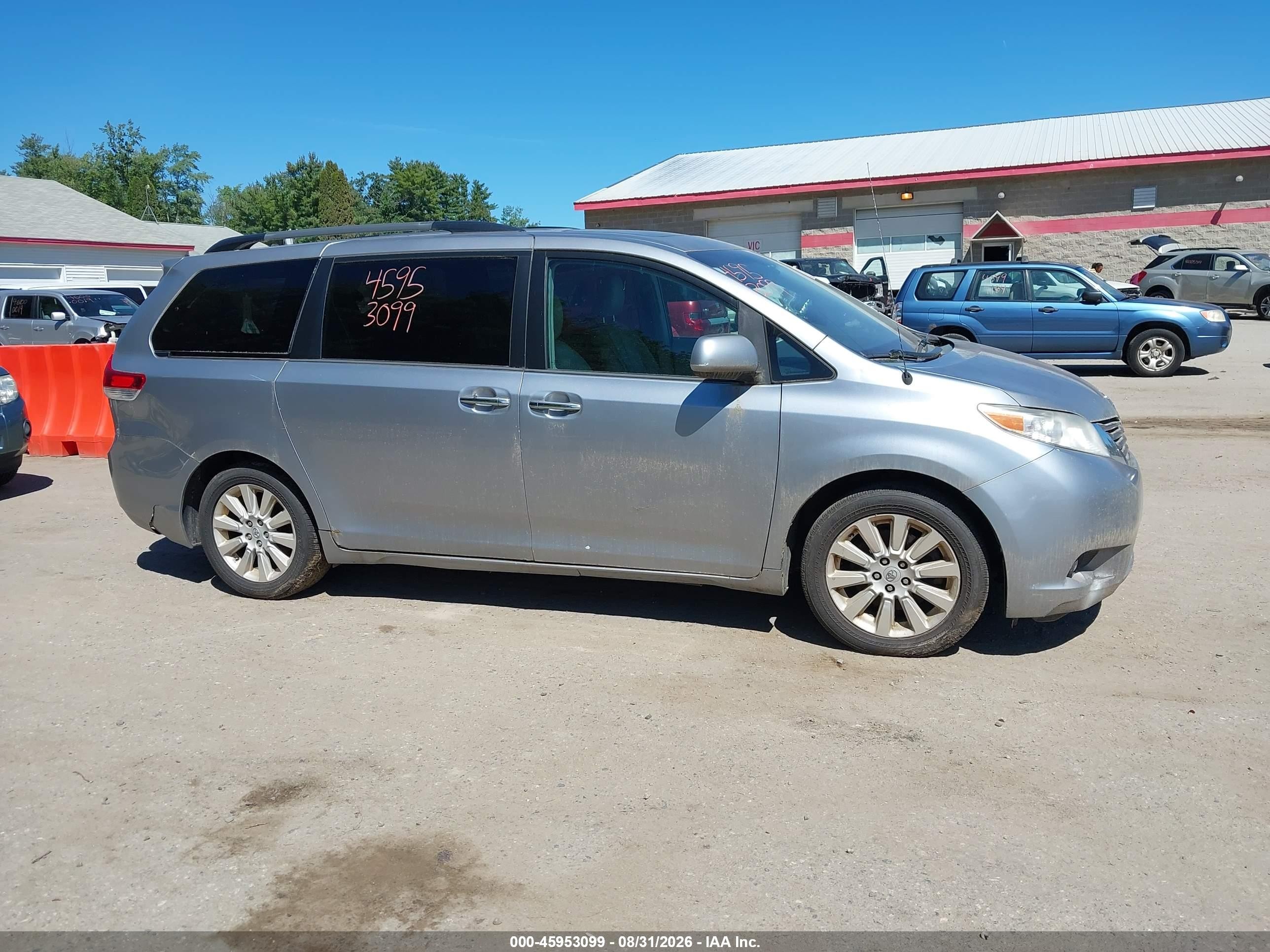 2013 Toyota Sienna Xle 7 Passenger Серебряный vin: 5TDDK3DCXDS054457