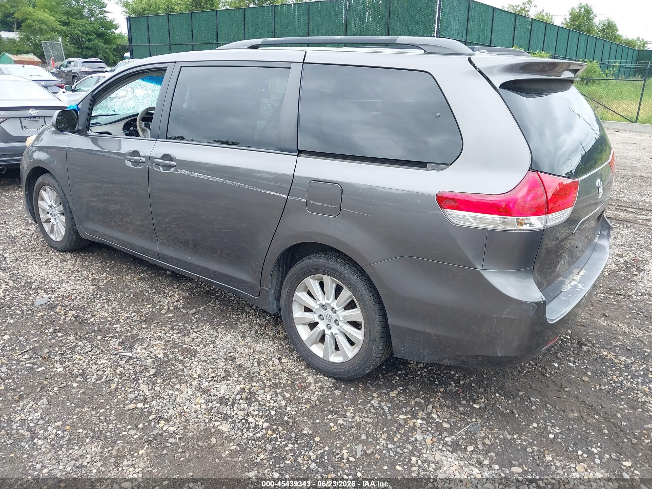 2013 Toyota Sienna Xle 7 Passenger Gray vin: 5TDDK3DCXDS065992